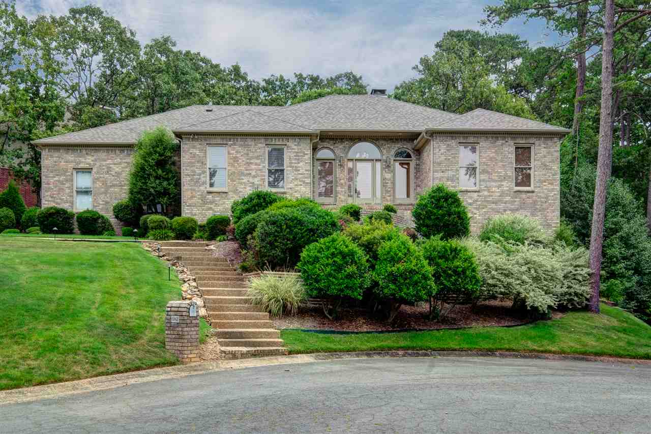 Amazing updated one level home in St. Charles on a culdesac!!! This home has an open concept with new paint, updated kitchen, and bathrooms. There is a convenient side load garage, private backyard, and a great sunroom off the back! Don't miss this home in Don Roberts, Pinnacle View, and Central school district!