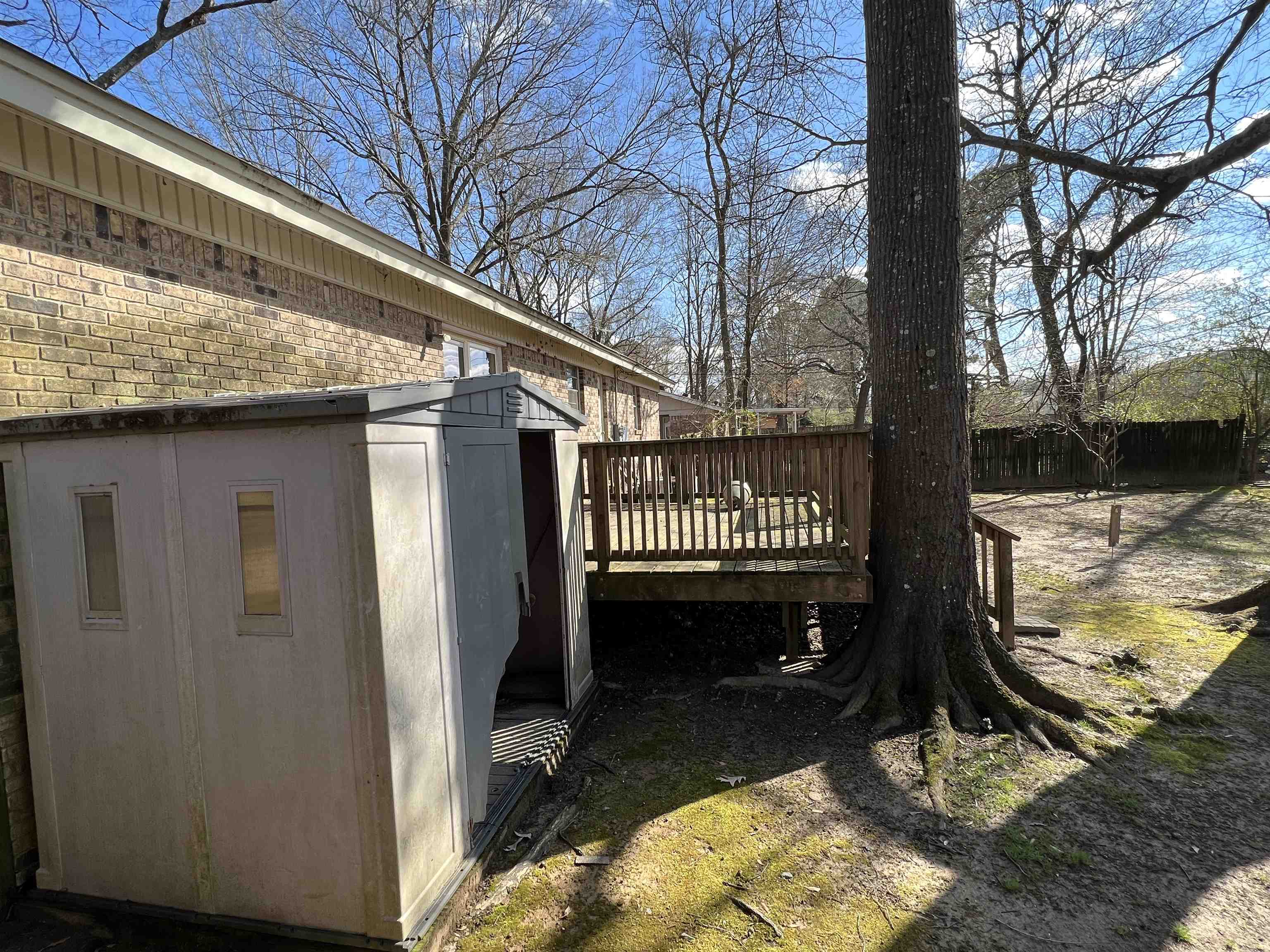 TOWERING OAKS - Residential