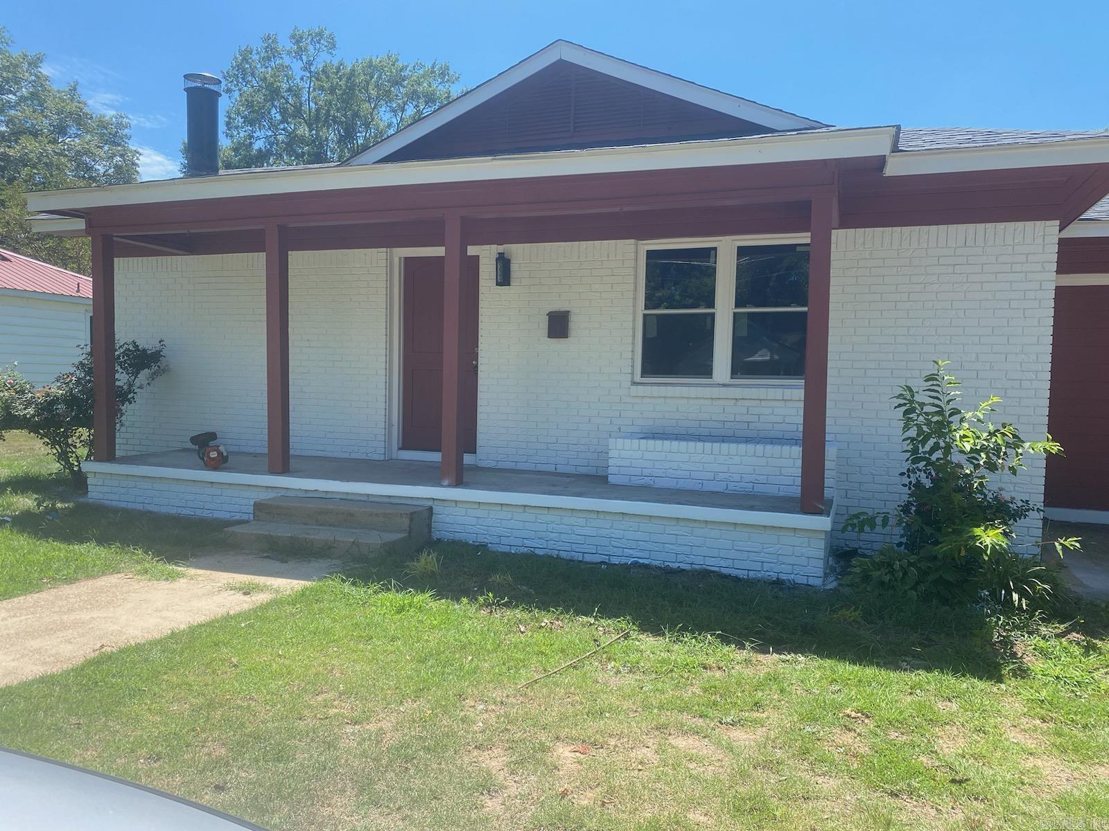 Beautiful 4 BR, 3BA that sits .54 acre lot in the heart of Nashville. This all brick home offers a spacious living room with wood burning fire place, nice spacious kitchen, large utility room and spacious bedrooms. This home has totally been remolded and includes new flooring and many other wonderful updates. Will need 24 hour notice on showings.