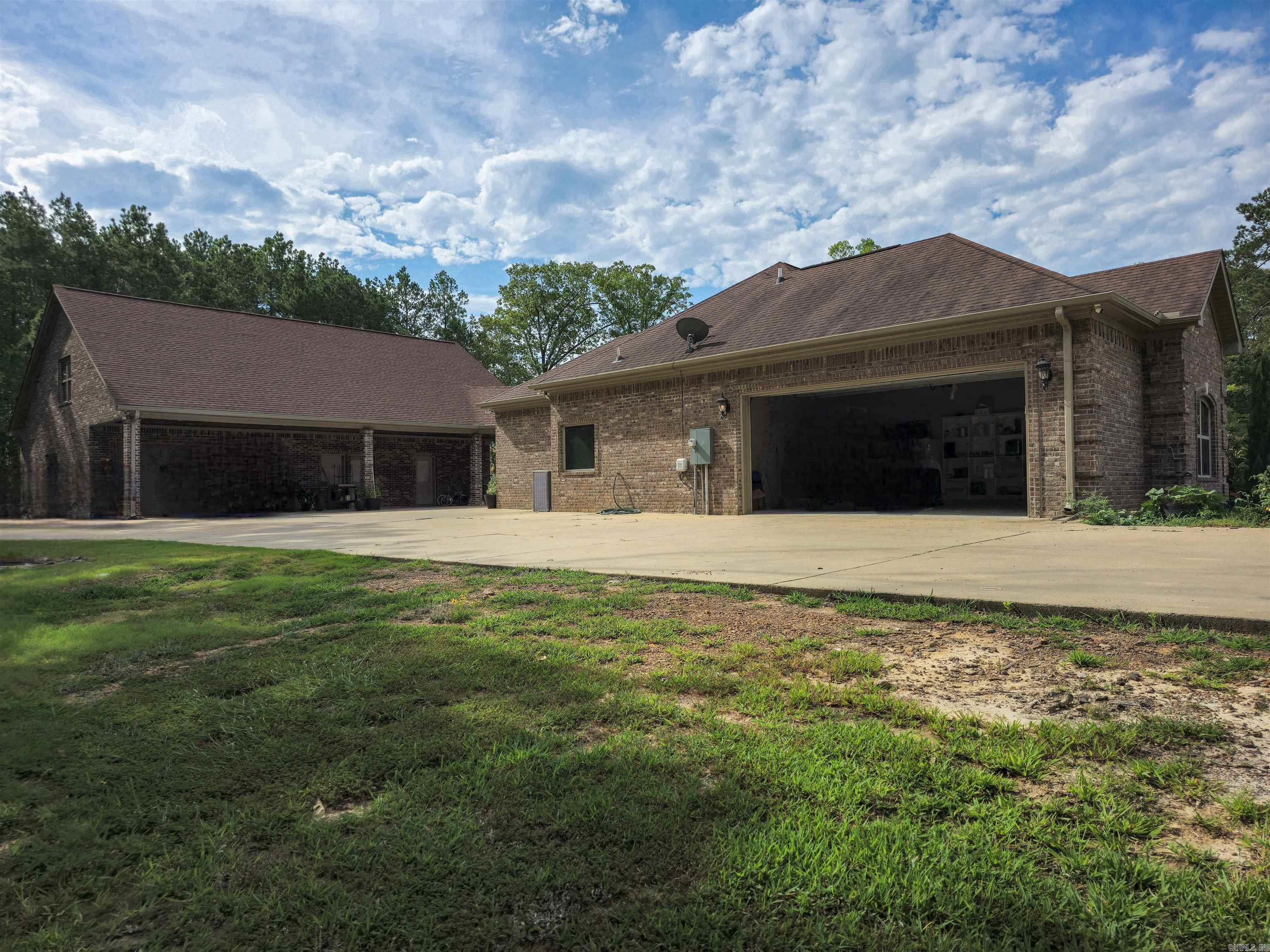 WHISPERING HILLS - Residential