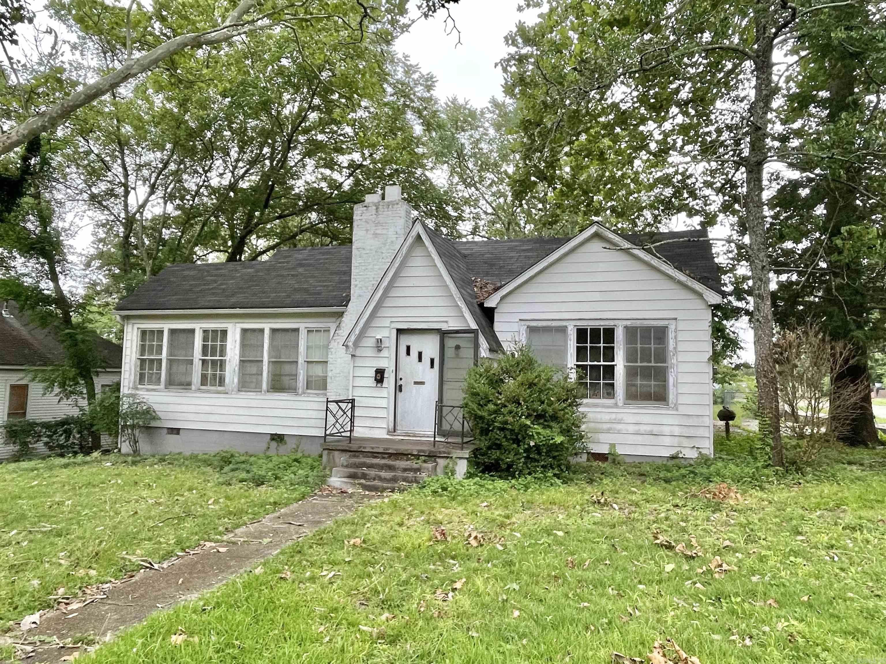 INVESTOR SPECIAL! Large, one level 4BR/3BA home located just outside the Quapaw/Prospect historic district near downtown Hot Springs. Over 2,800 sq. ft. of space, original hardwood floors, large kitchen, 10' ceilings, tons of charm and character.  The house sets up well for a duplex conversion, and the R-4 zoning will allow for that.  The home needs some work and is being sold as-is.