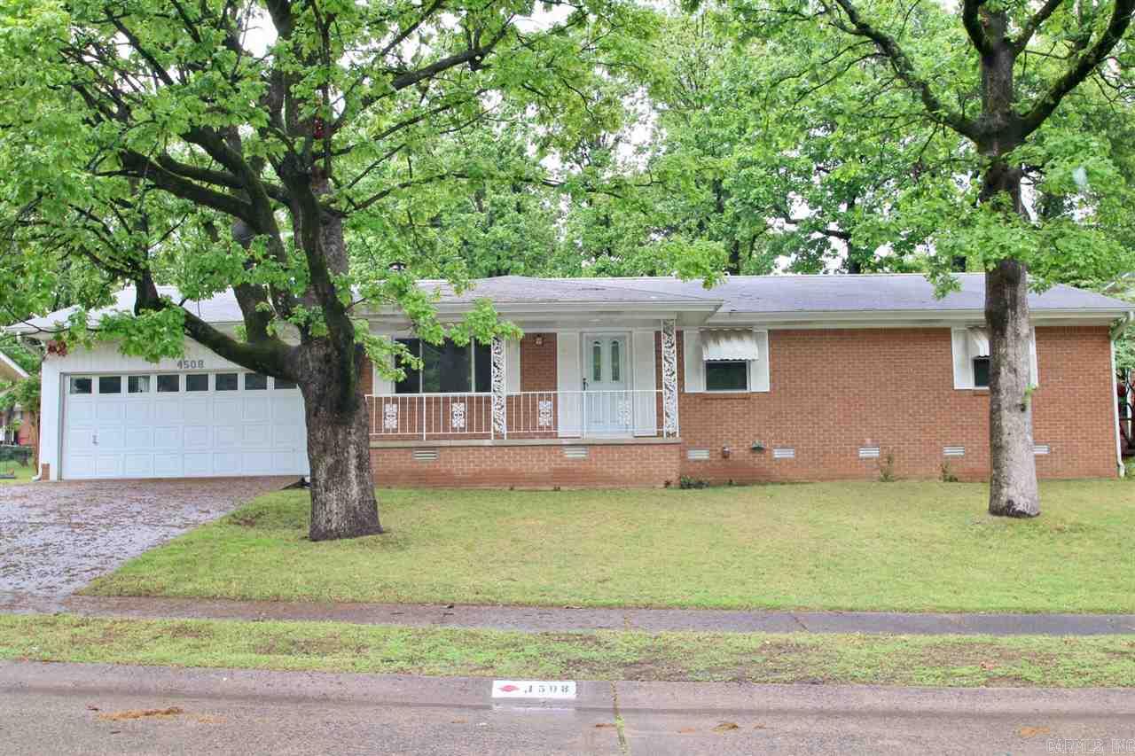 Great one level home with freshly refinished hardwood floors (April 2017), fresh neutral paint (April 2017), cozy gas fireplace, great open eat-in kitchen with a screened in porch off the back with a built in gas grill. Spacious 2 car garage with storage and laundry room-garage door was new in 2016. Hot water heater is less than five years old. The completely fenced back yard is great for kids, pets or entertaining. Move in ready and easy to show! NEW ROOF GOING ON 5/10/17
