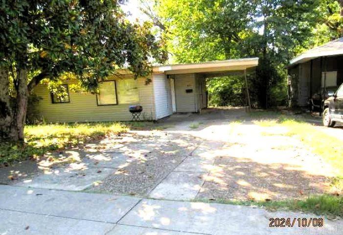 Family home in a well-established subdivision with a neighborhood elementary school. The tenant pays all 3 utilities, the kitchen is furnished, and the security deposit is the same as the monthly rent.