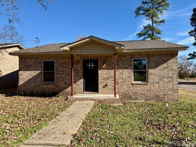 Welcome to 210 Jefferies Street! This charming brick home, built in 2009, offers 1,224 square feet of comfortable living space. Featuring 2 bedrooms and 1 bathroom, this centrally located property is close to everything you need. Enjoy the convenience of living in a prime location with easy access to shopping, dining, and entertainment. Don’t miss out on this well-maintained home that’s perfect for anyone looking for a cozy and convenient place to live.
