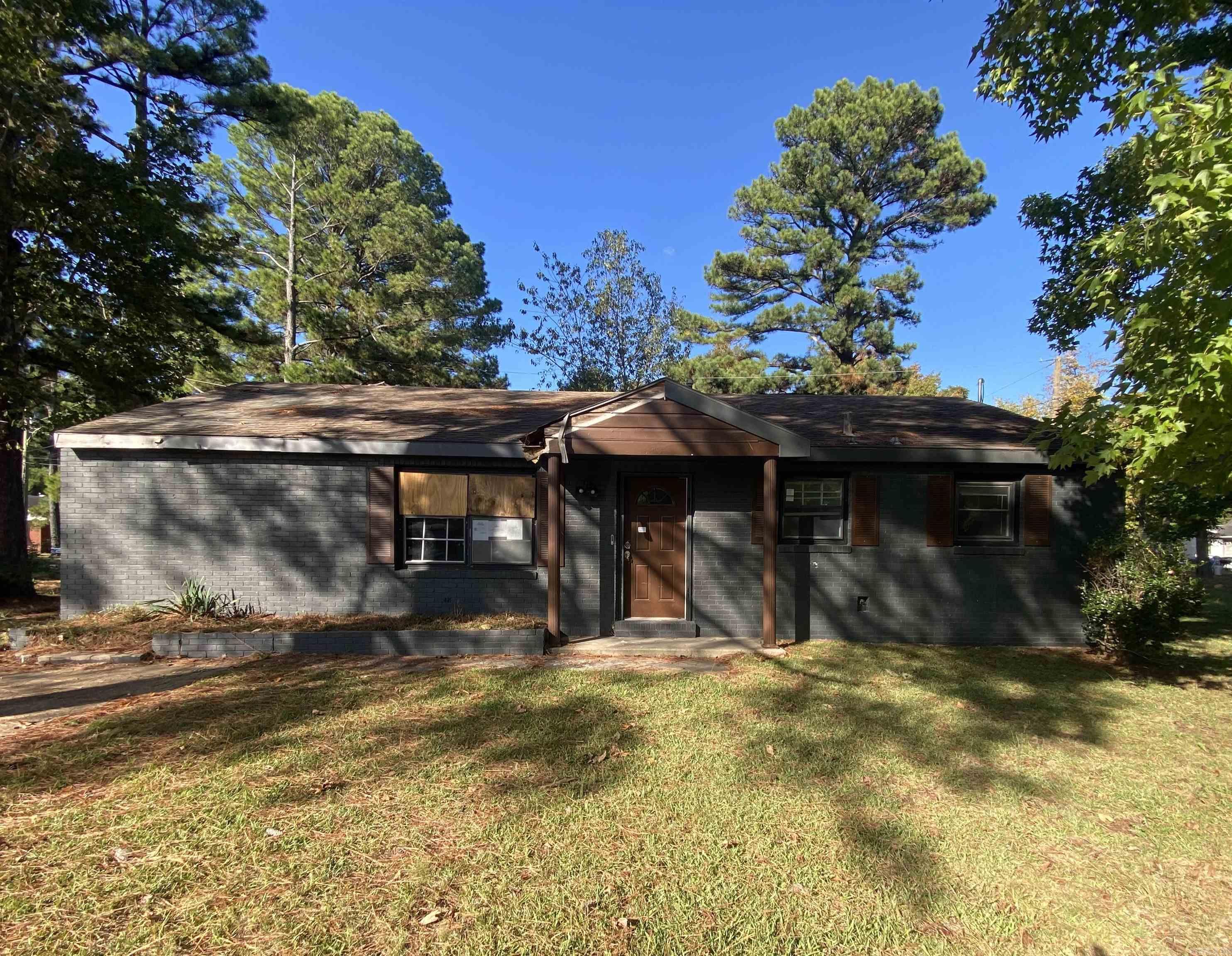 Charming 3-bedroom, 1-bath home featuring a storm shelter. With a little TLC, this property offers great potential as an investment opportunity or first home! Agents see additional remarks. Will not work for all financing types, and Earnest Money is required.