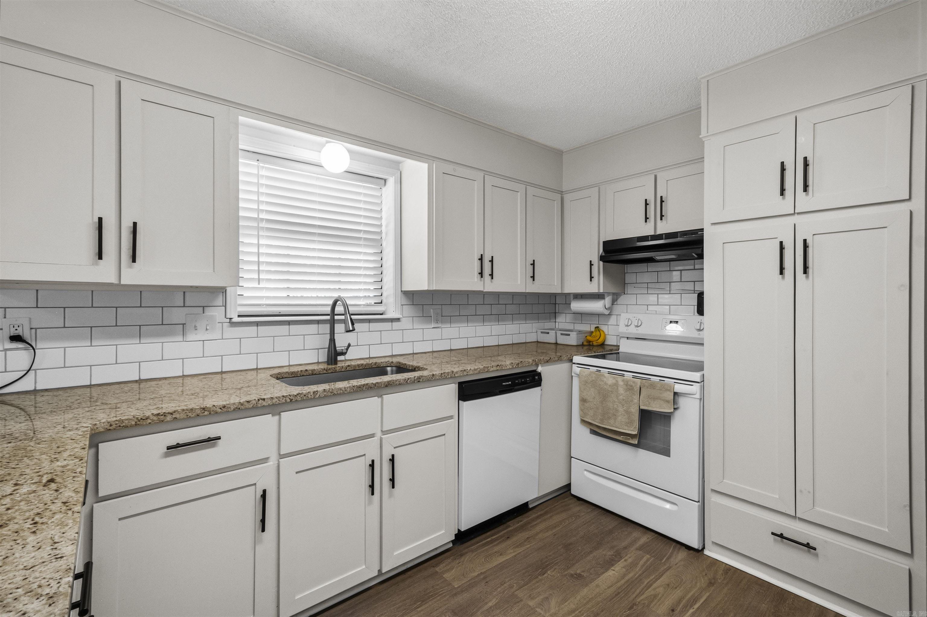MARK LYNN TERRACE - Residential