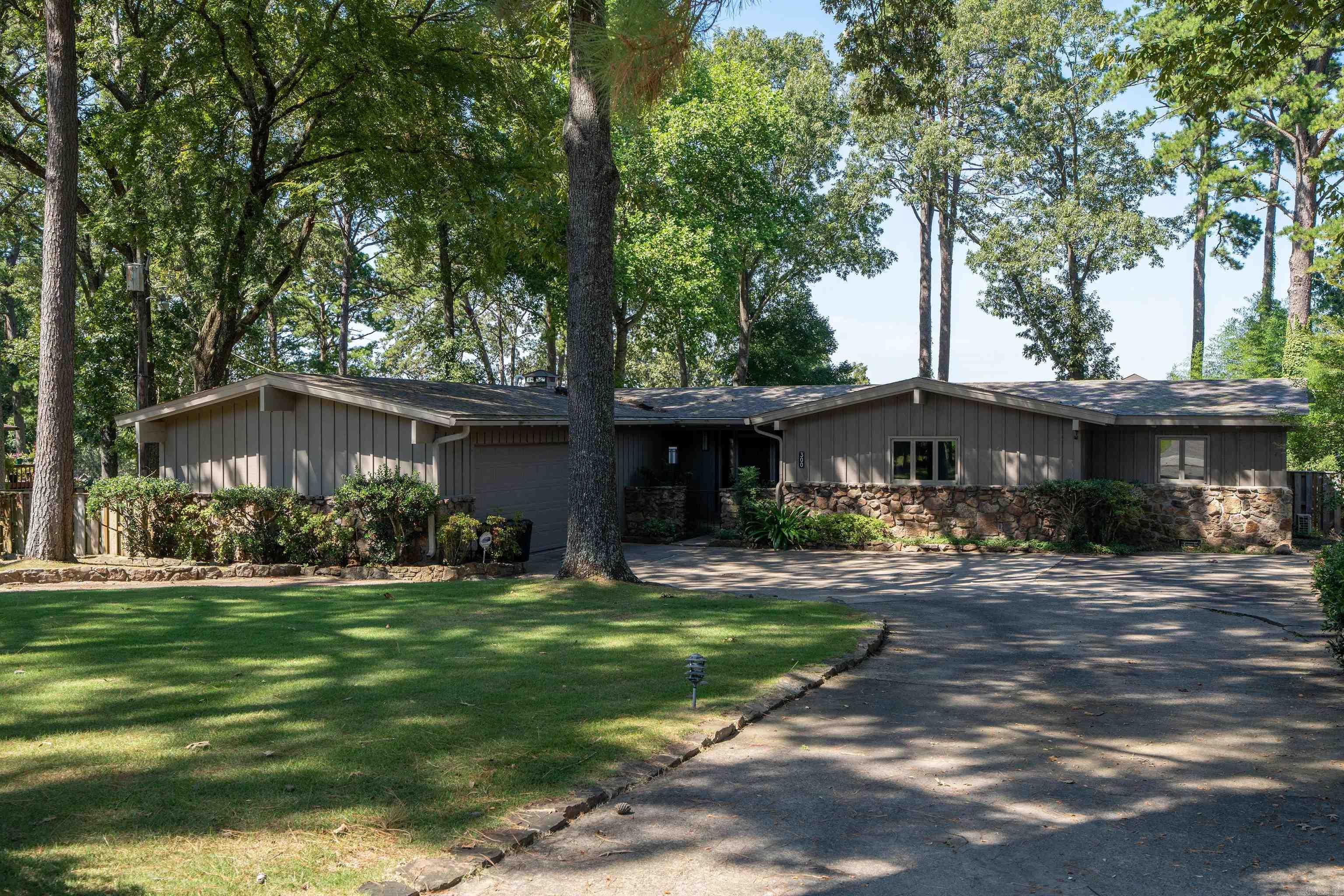 Lakefront furnished home in Heber Springs.  Very well kept, great street, great views!  Sold before listed.