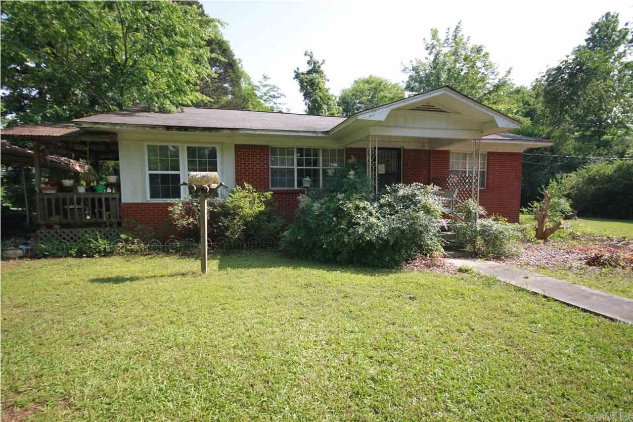 Cute country charmer located on 4 acres.  This would make a great starter home for someone that wanted to have a few horses or cows.  Call today to get approved to buy this home so in 30 days you can enjoy sitting out on your porch.