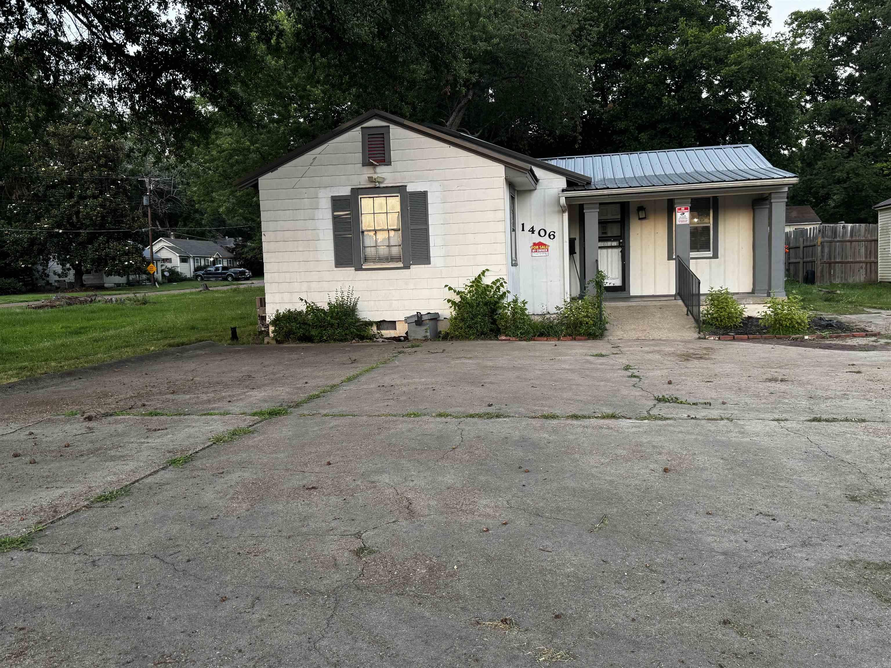 Call today to see this building that can either be used as  your home or a business. This dwelling has 2 bedroom, 1 bath and plenty of parking space, and a spacious back yard.  Located at  1406 N Washington, it would also be a great location for a business.