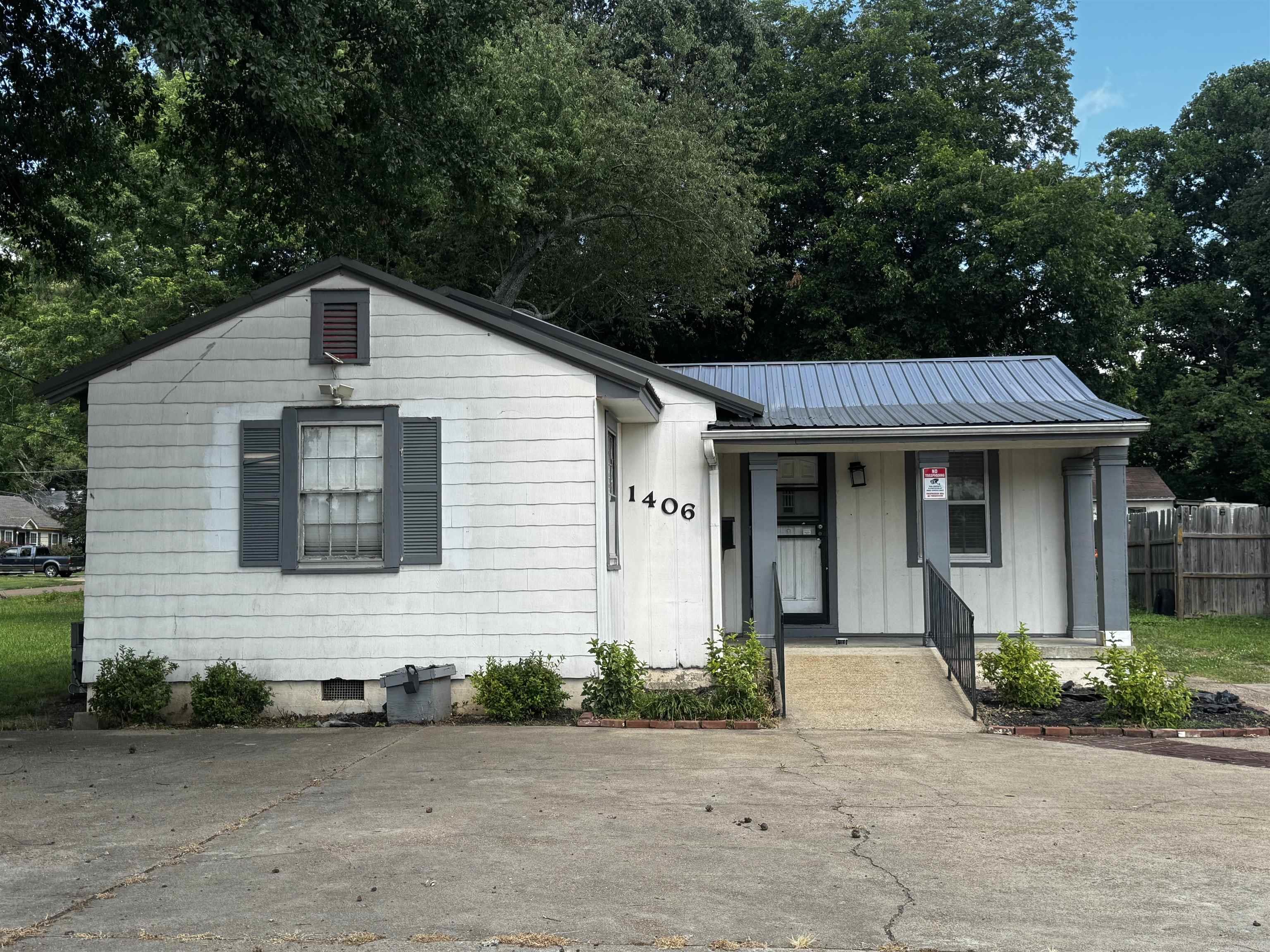 Call today to see this building that can either be used as  your home or a business. This dwelling has 2 bedroom, 1 bath and plenty of parking space, and a spacious back yard.  Located at  1406 N Washington, it would also be a great location for a business.