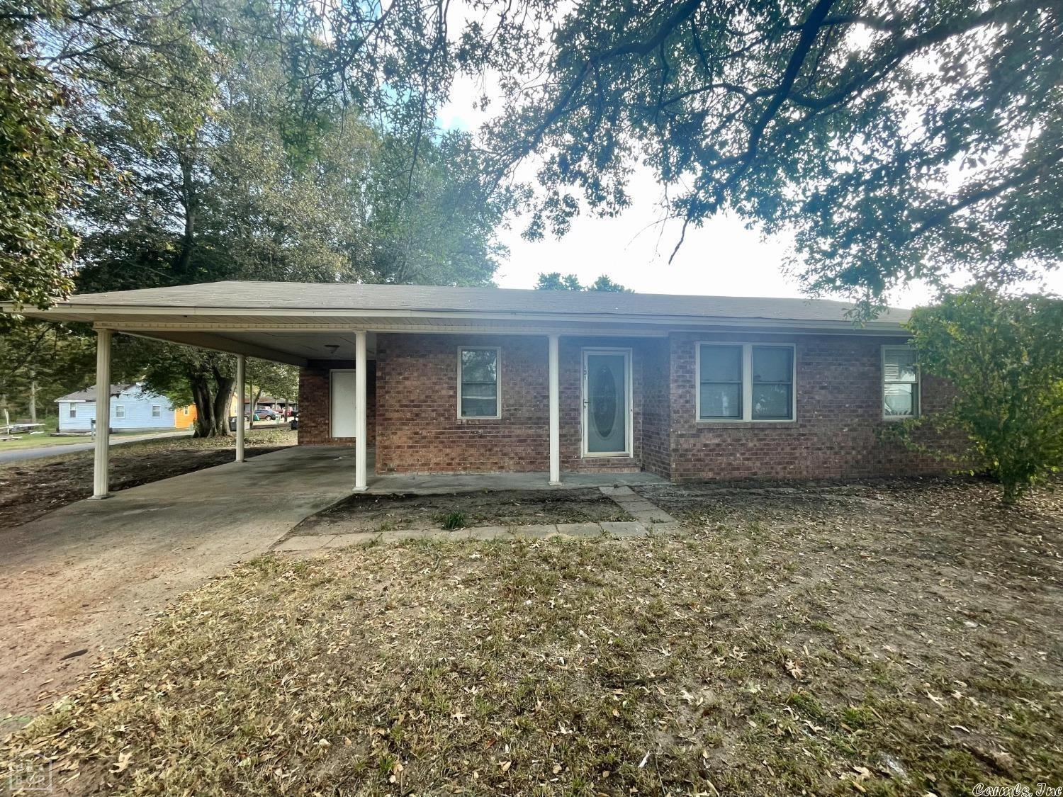 Awesome brick home on a corner lot. Walking distance to the city park. Great starter home or investment. 3 beds, 1 bath and a good size living/kitchen combo for entertainment.