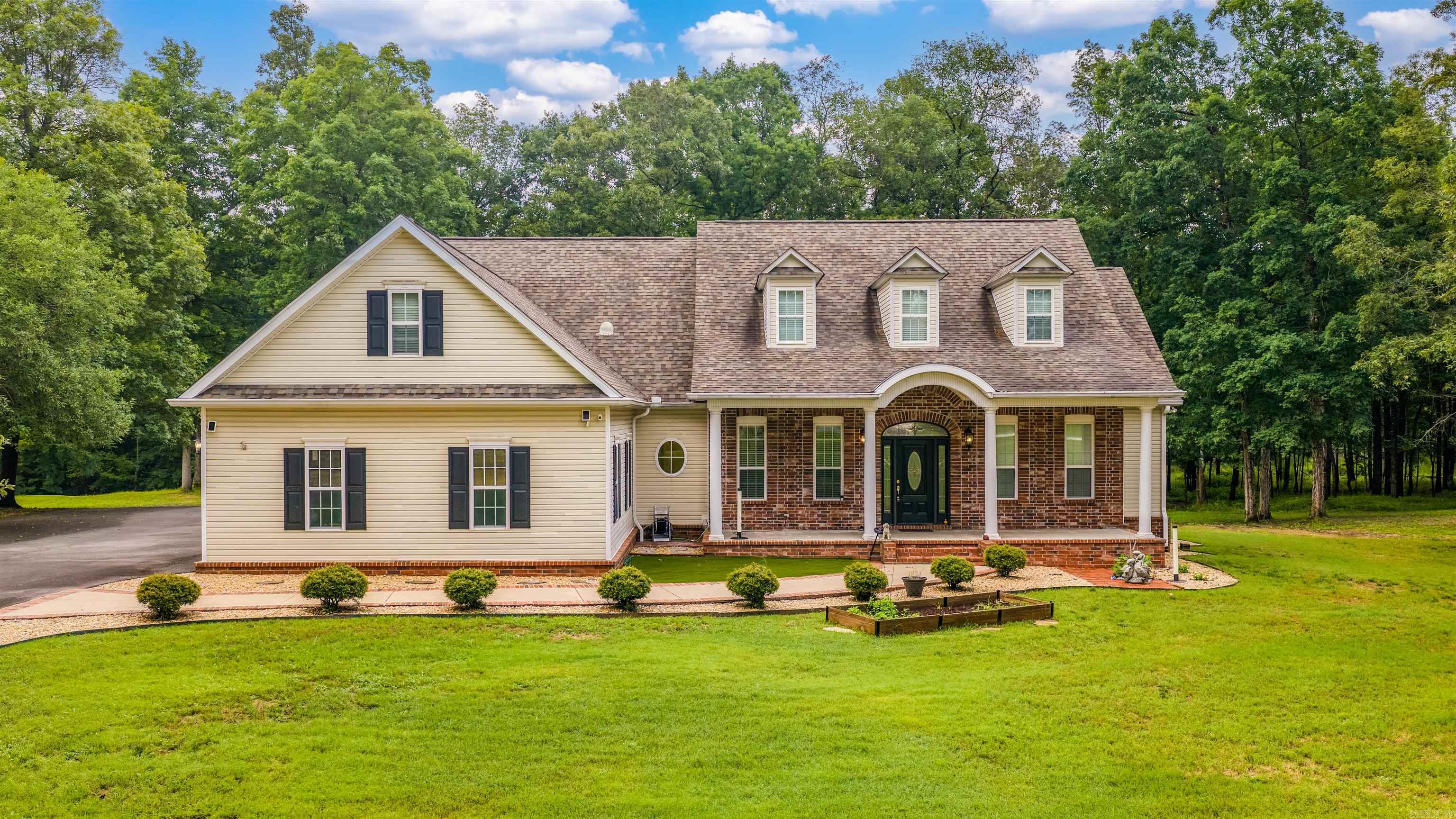 COUNTRY ESTATES - Residential
