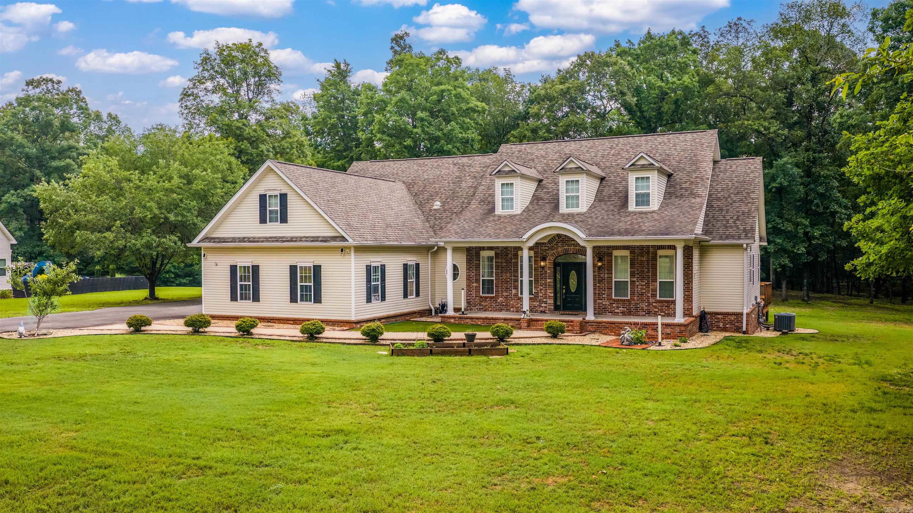 COUNTRY ESTATES - Residential
