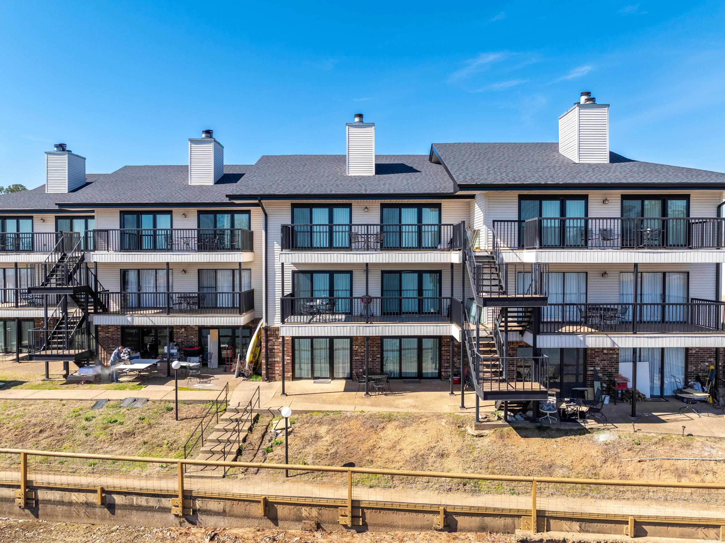 Best views from this top level condo you can cook and watch the boats going by. Beautiful Quartz countertops in the kitchen & baths.Large walk-in shower great floor plan and enjoy all the amenities of Emerald Isle.Only 7 minutes from Oaklawn in the heart of great shopping and dining on the lake and great restaurants on Central.