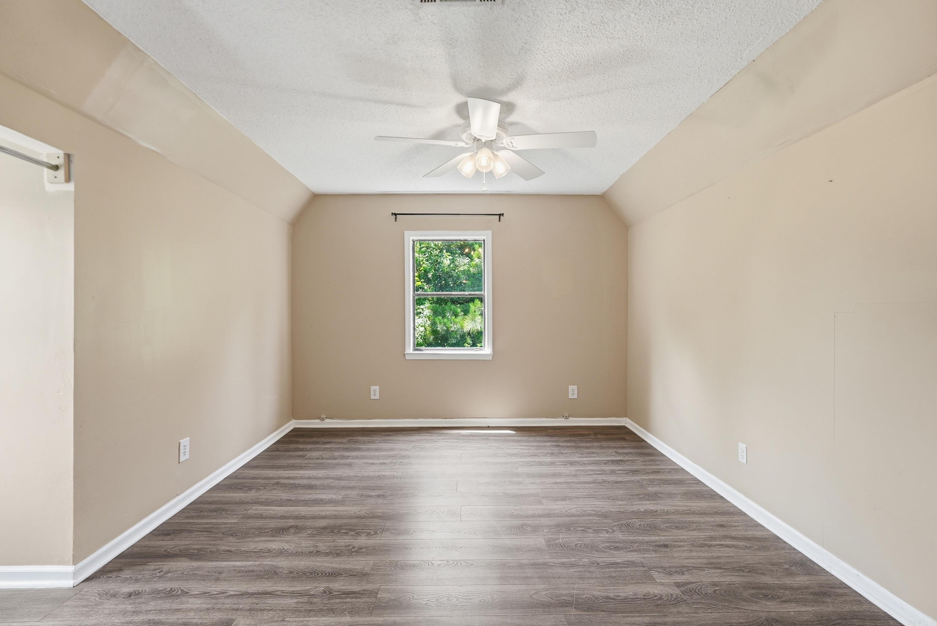 LONE PINE - Residential