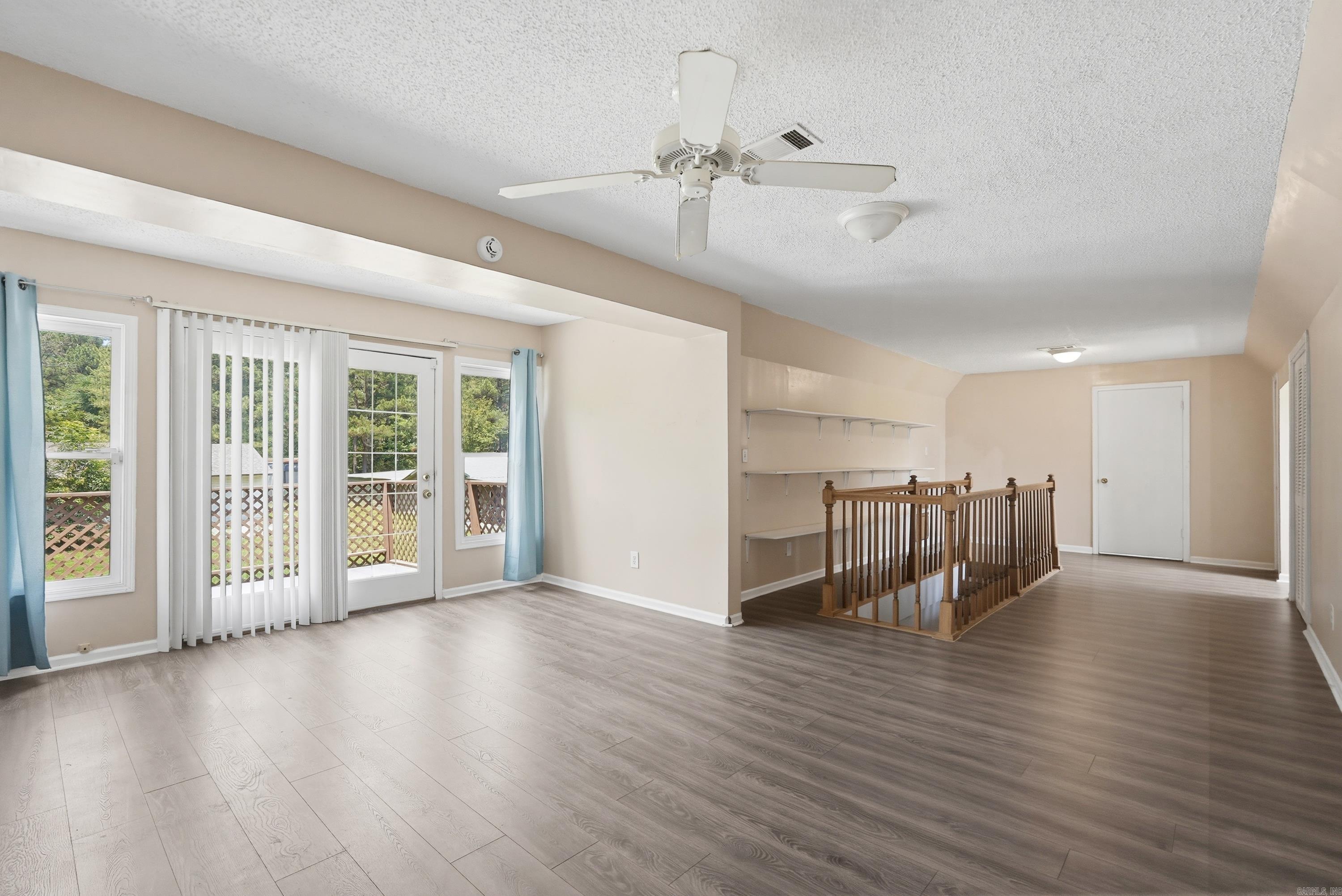 LONE PINE - Residential