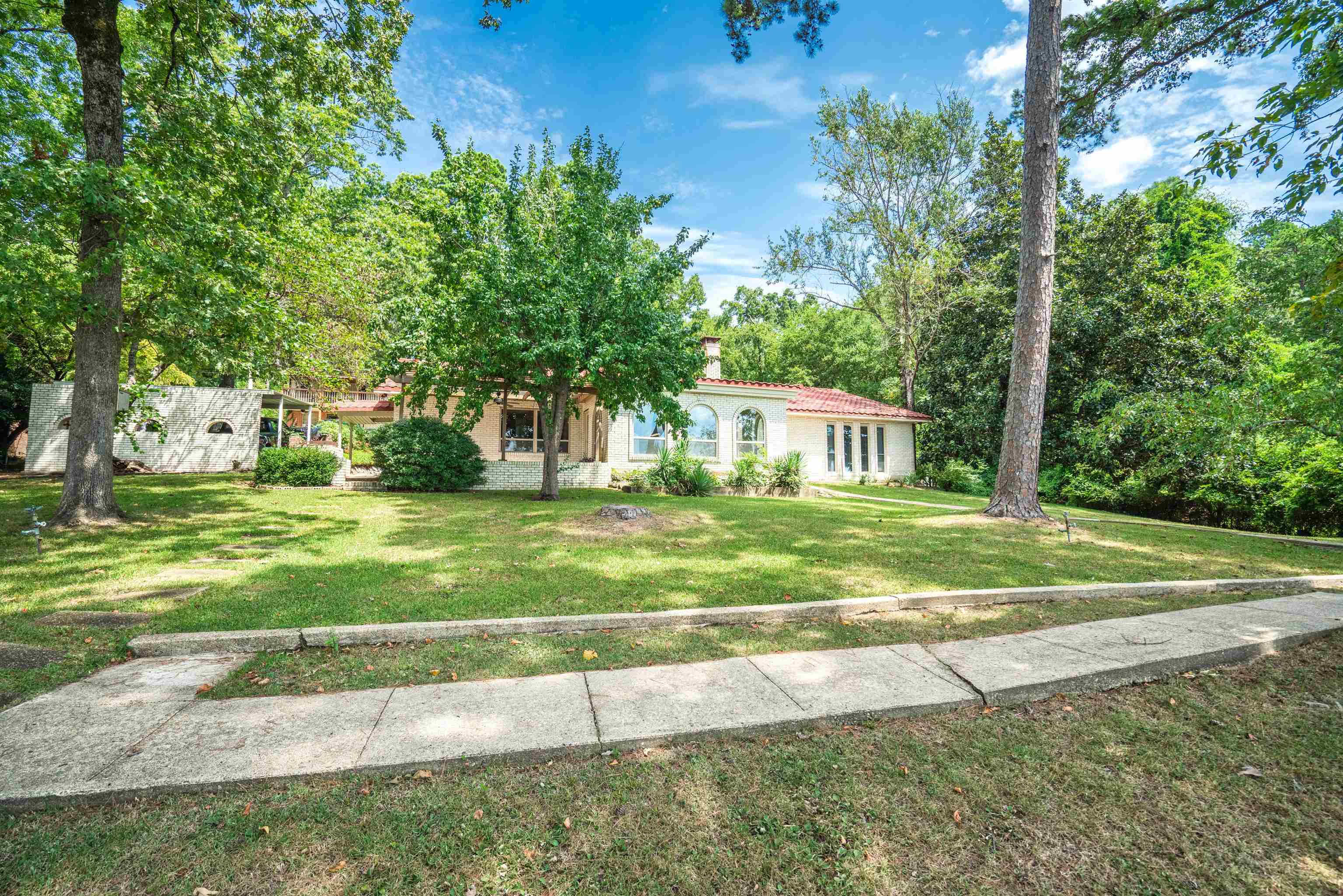 ARKRIDGE LAKE ESTATES - Residential