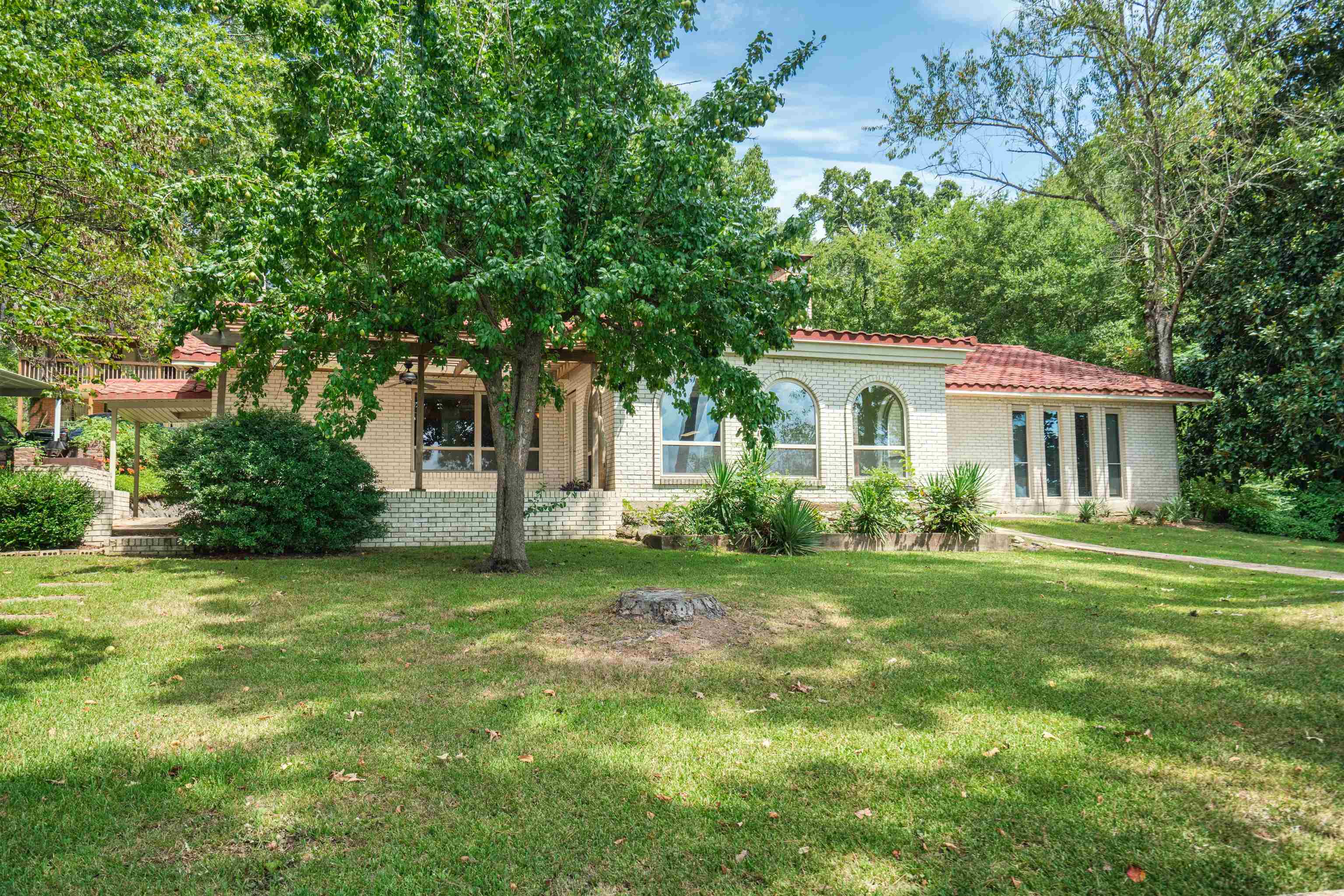 ARKRIDGE LAKE ESTATES - Residential