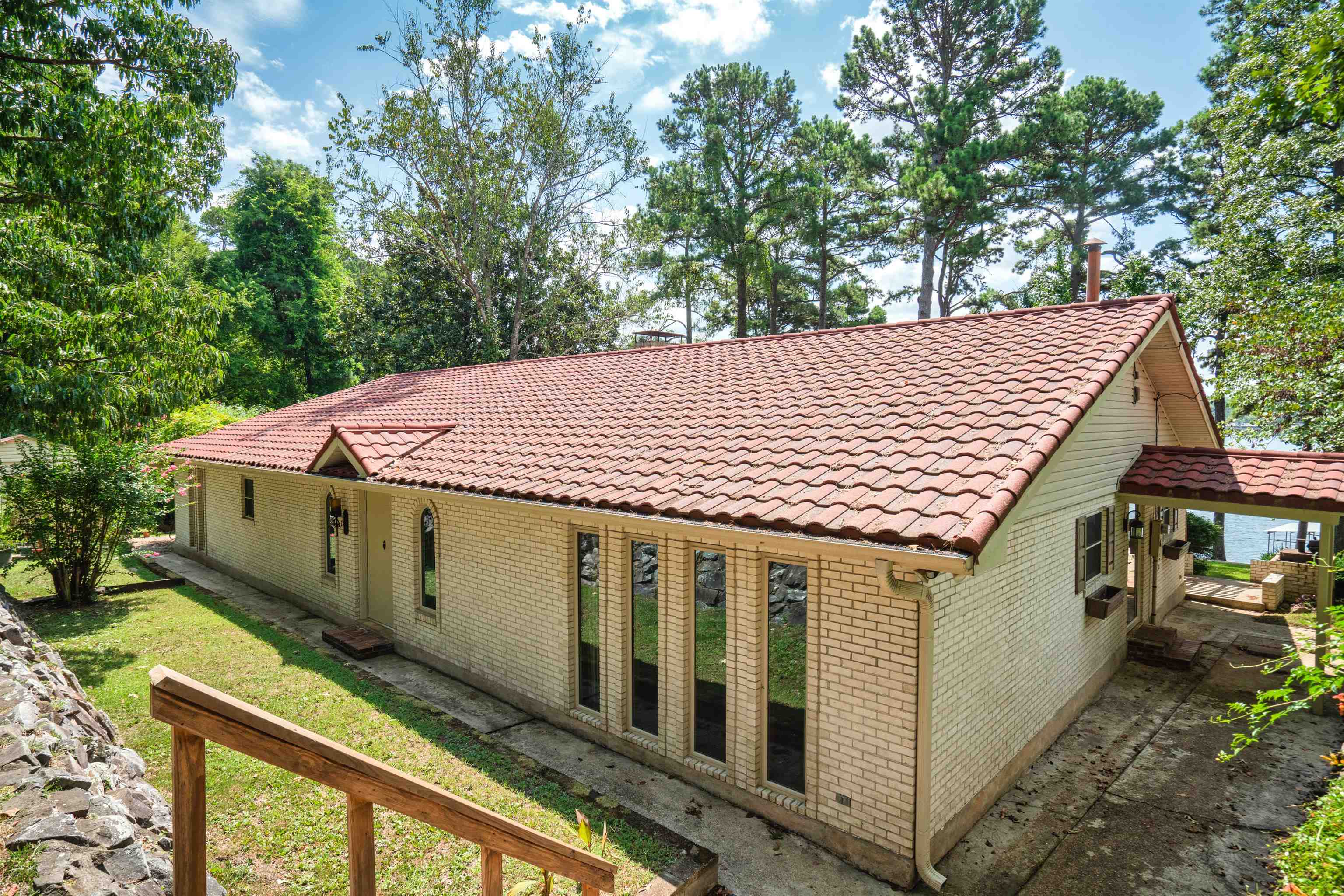 ARKRIDGE LAKE ESTATES - Residential