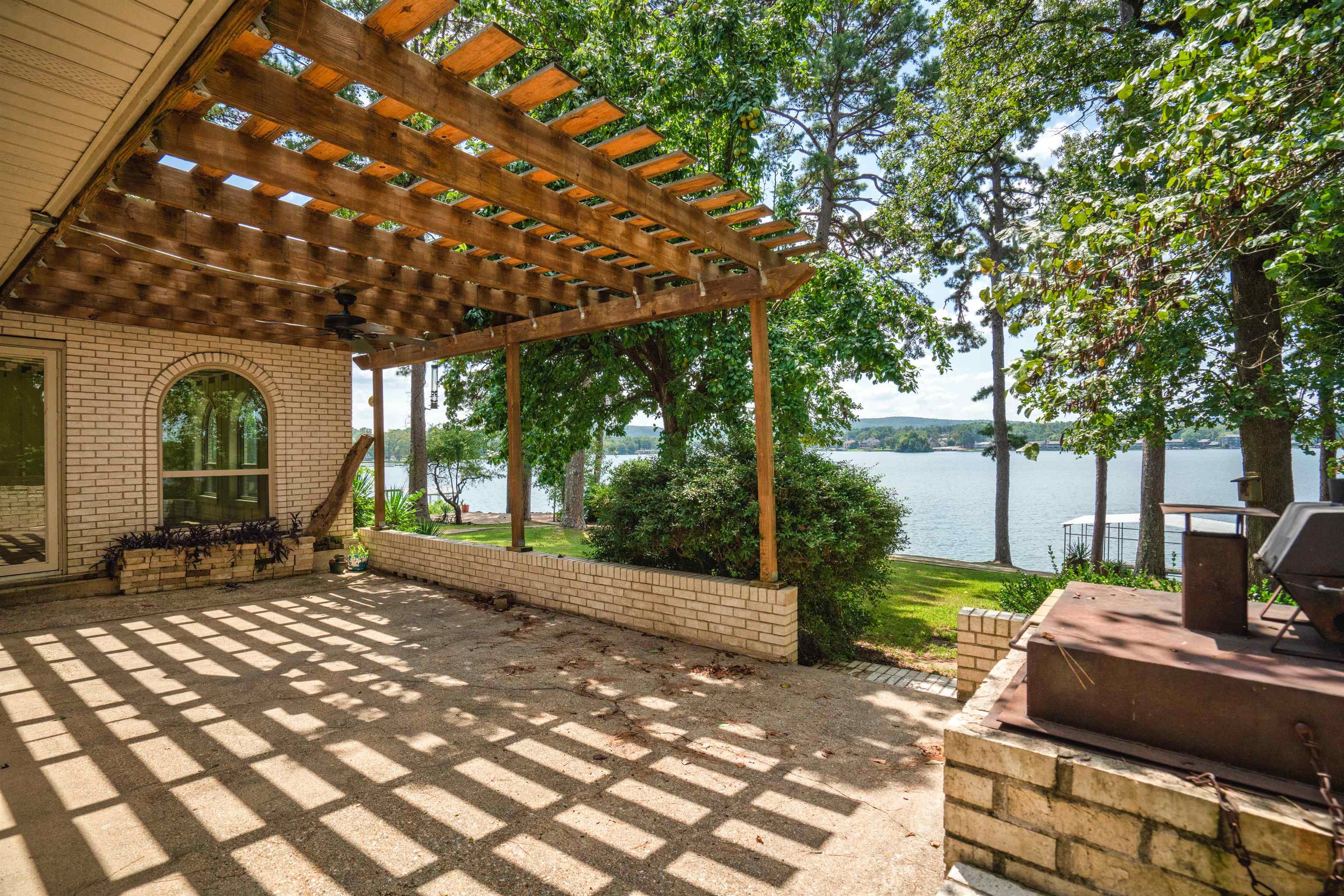 ARKRIDGE LAKE ESTATES - Residential