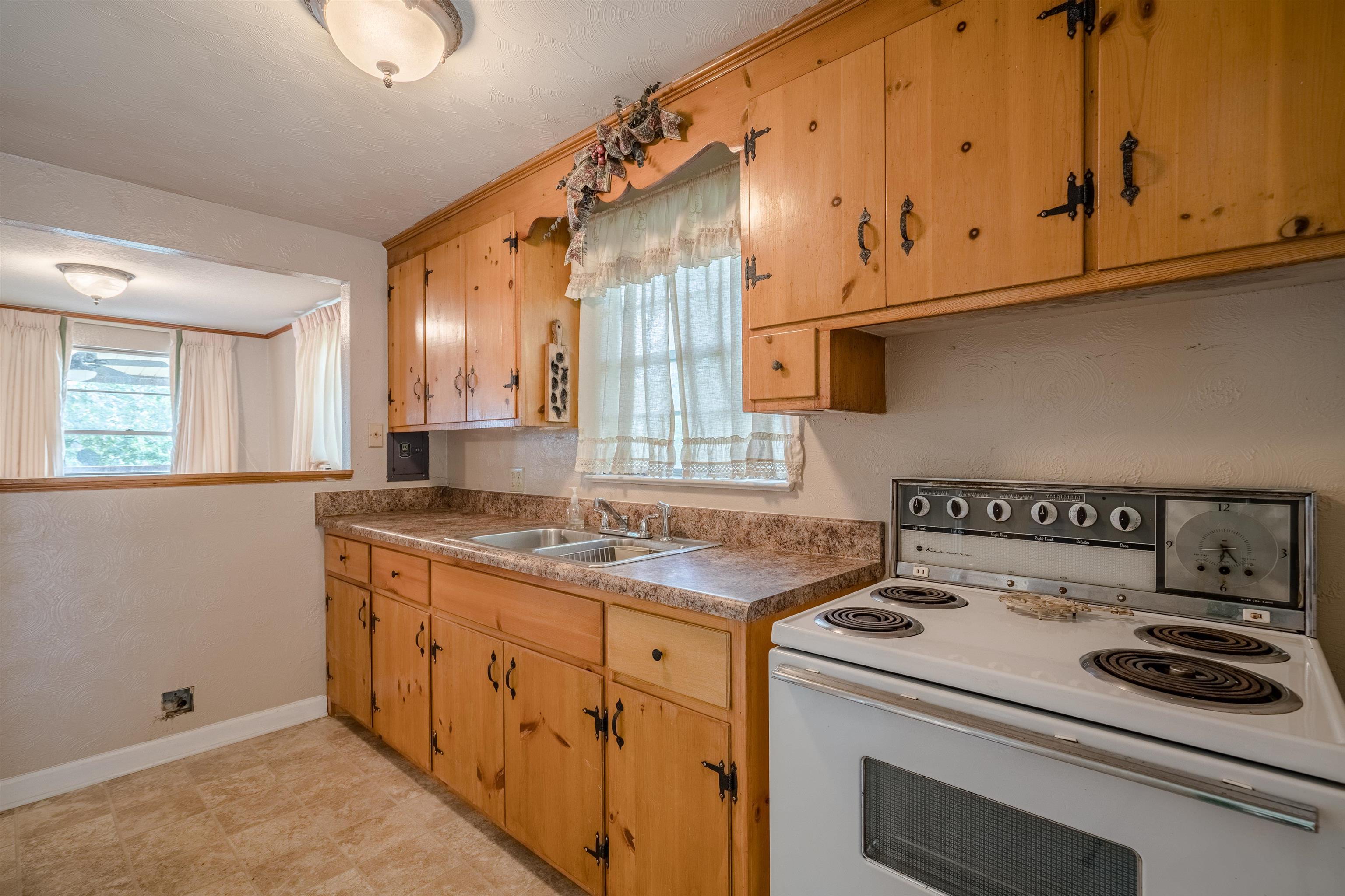 ARKRIDGE LAKE ESTATES - Residential
