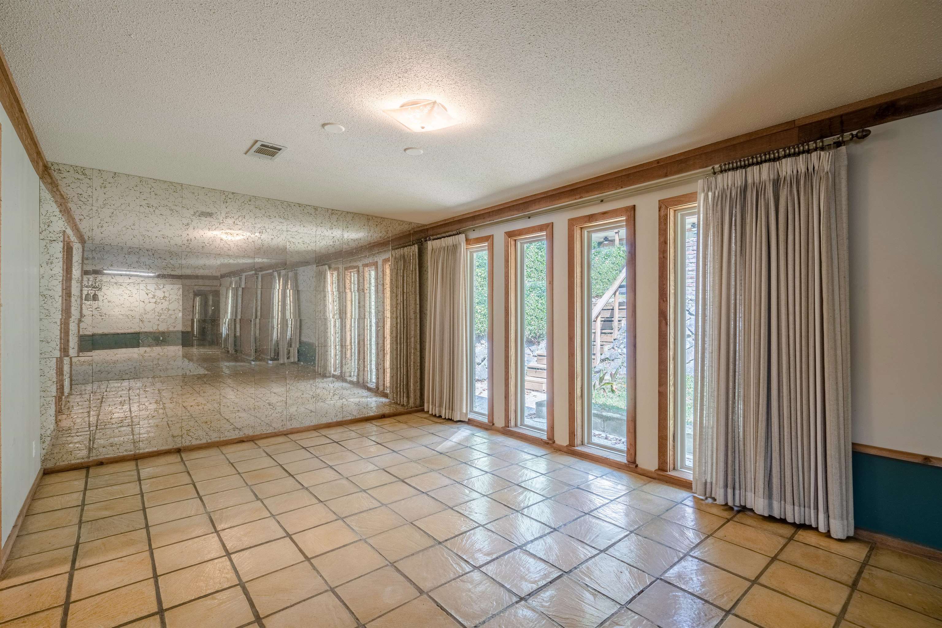 ARKRIDGE LAKE ESTATES - Residential