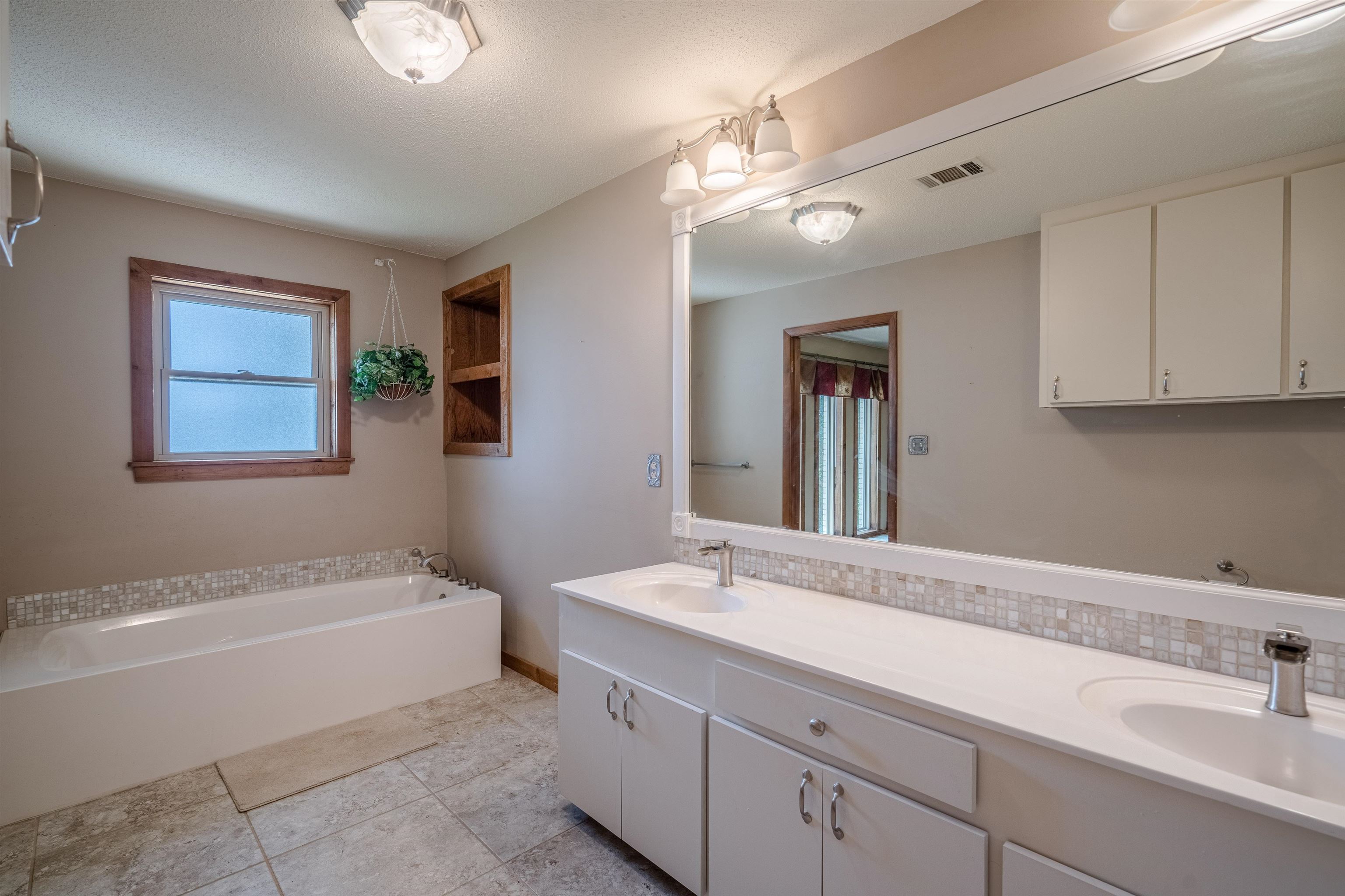 ARKRIDGE LAKE ESTATES - Residential