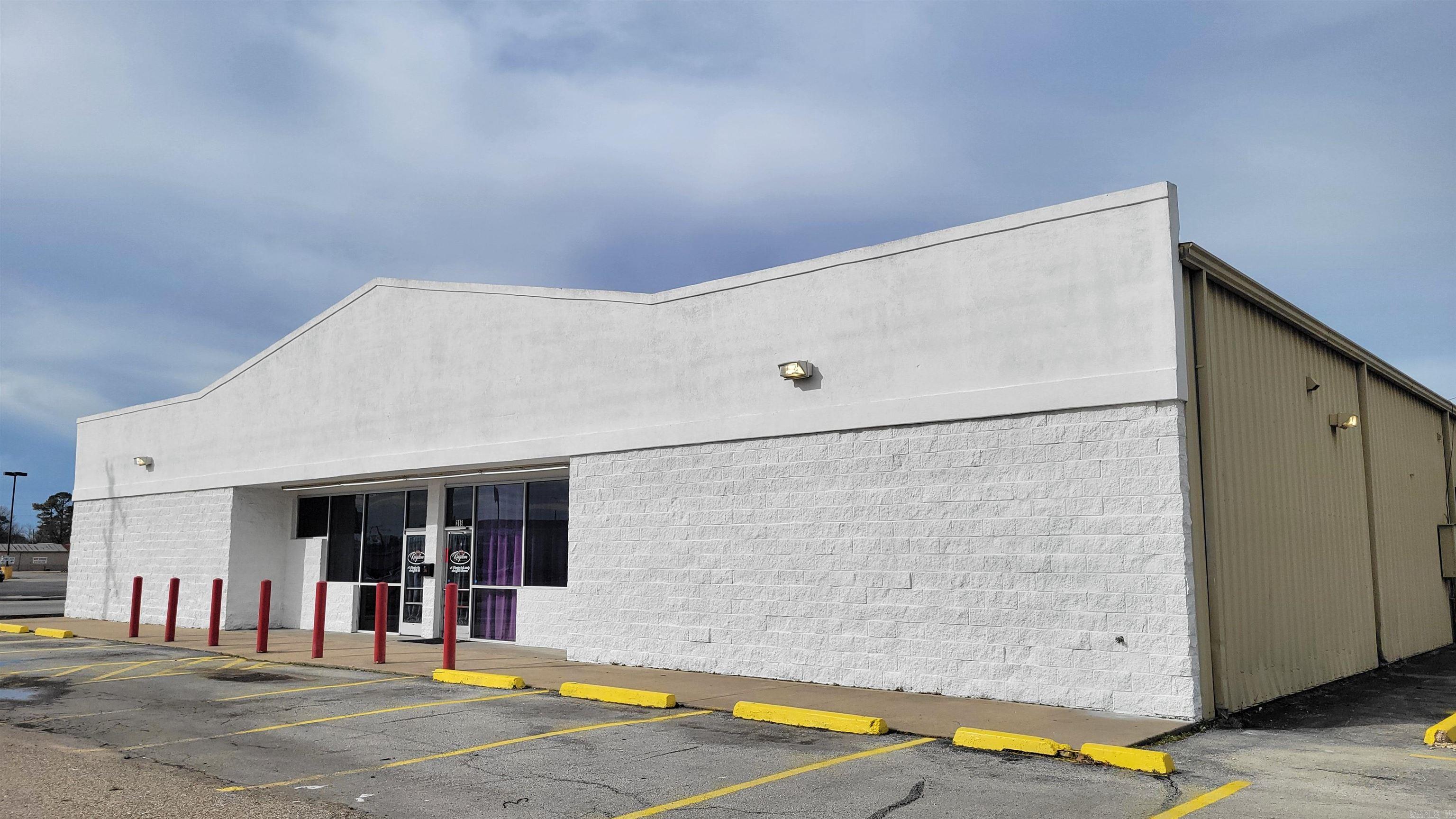 Former Family Dollar building available for lease or purchase—offering over 7,000 sq. ft. of versatile space in a high-visibility location. Zoned I-1, this property sits in a strong traffic corridor with more than 17,000 vehicles per day passing by, making it an excellent opportunity for retail, industrial, or service-based use.