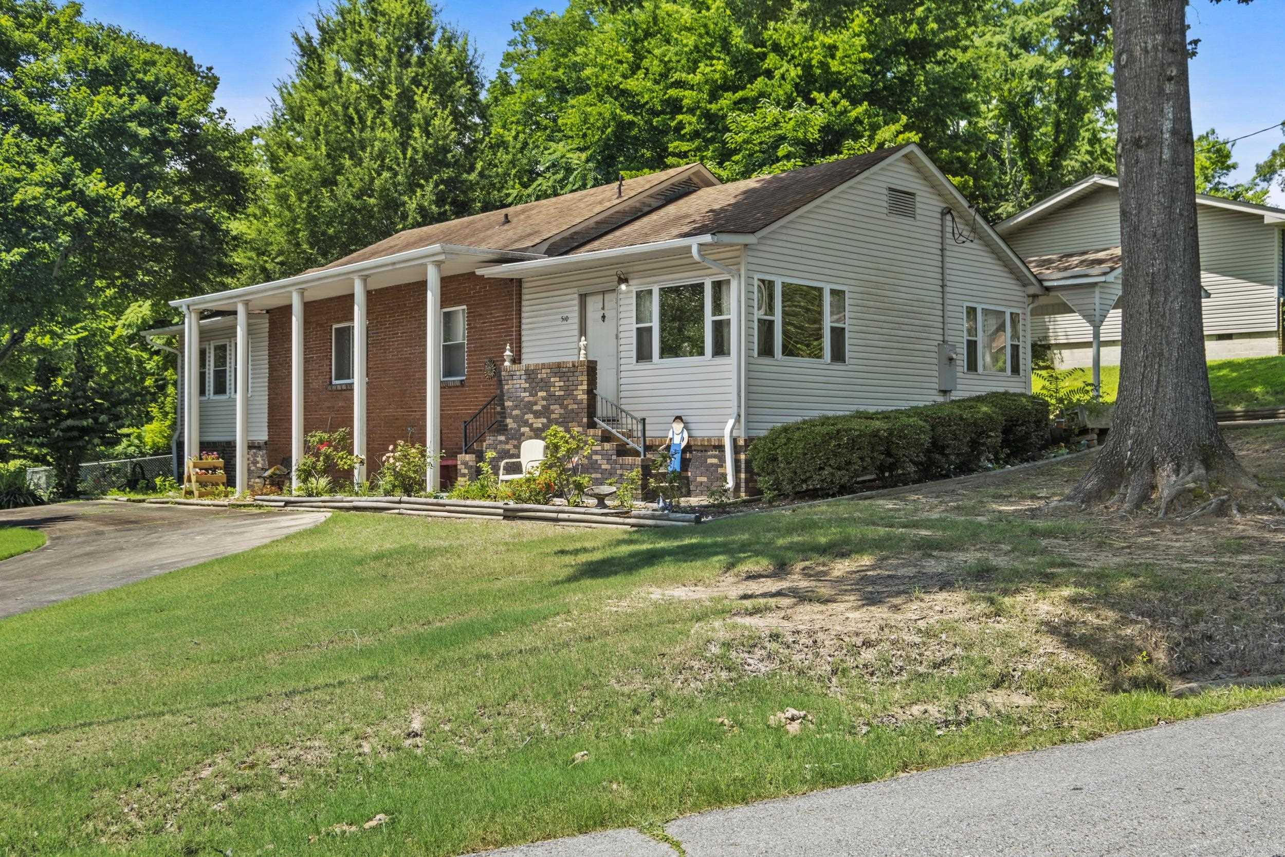 Well kept home in the heart of beautiful Heber Springs!  Walking distance from schools, downtown shopping and Spring park. Home has porch, spacious fenced back yard with large shade trees in front and back.  Two living areas for extra space!  Call to schedule your private showing today!
