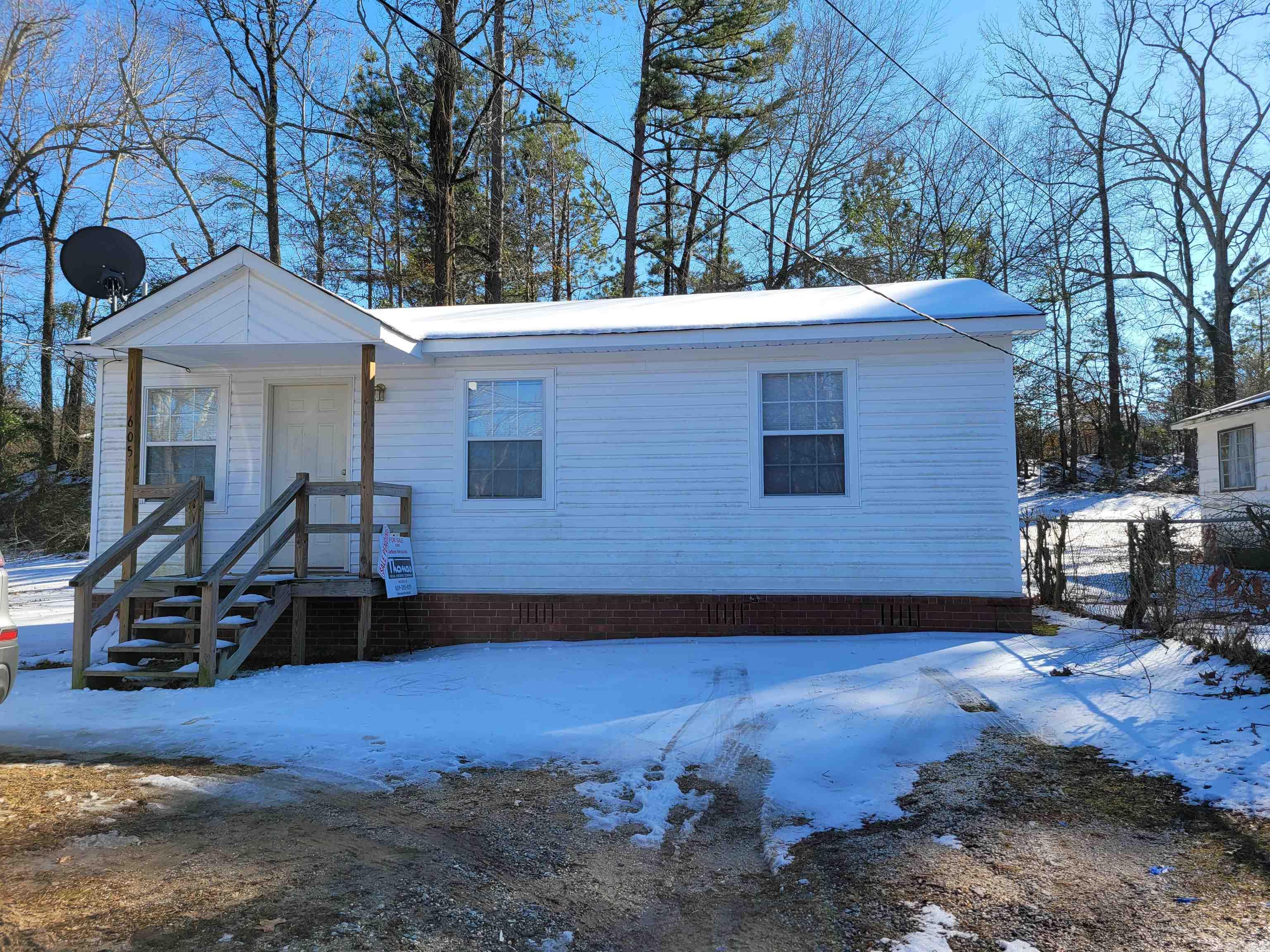 Looking for a beautiful home to rent in Benton look no more. This beautiful two-bedroom one bath house is located just off Edison. This house offers an open living area for you to enjoy. Call today to set up your private showing.