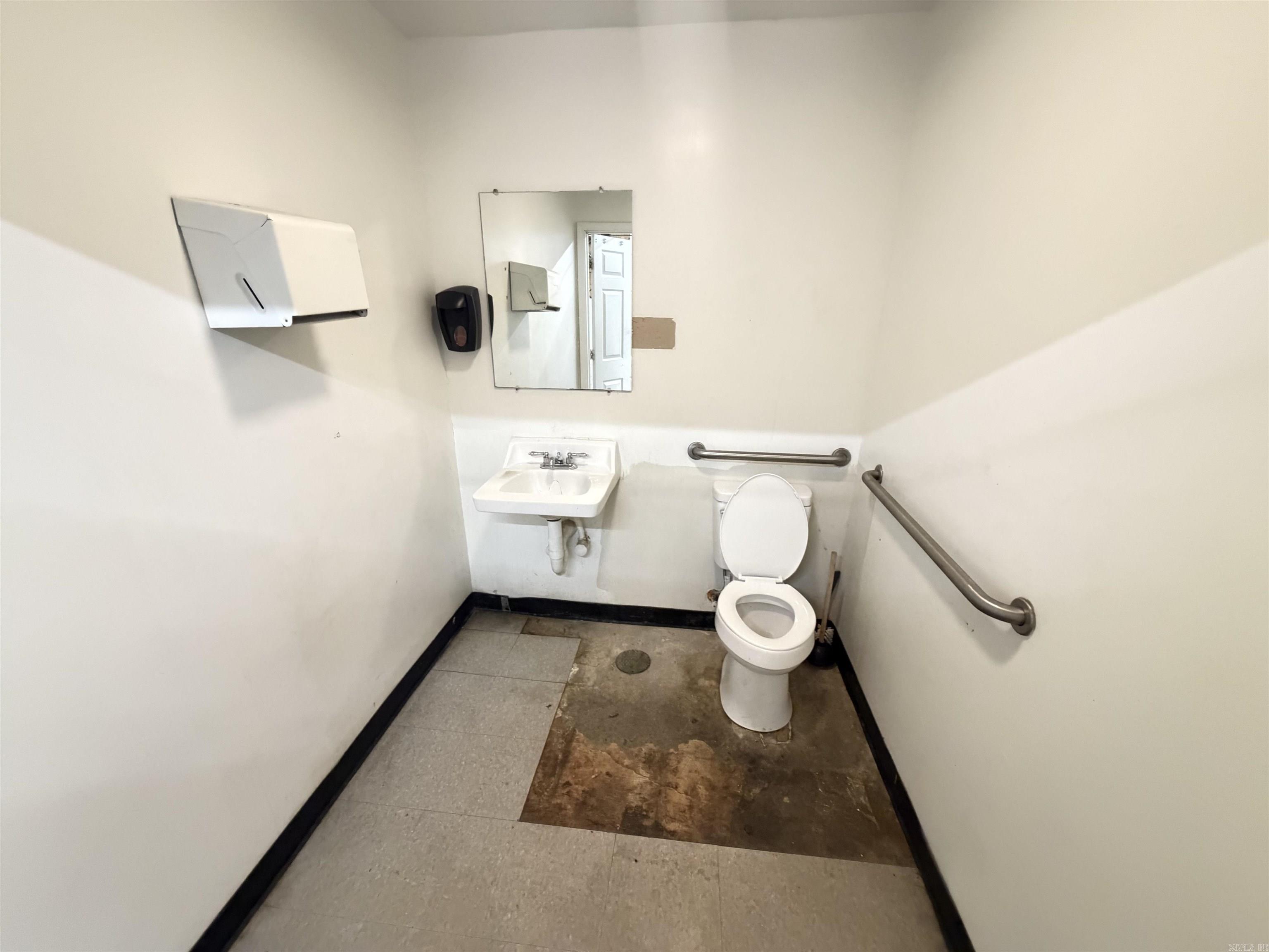 Main image without alt text
