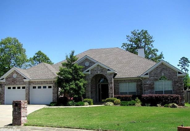 Elegant all brick 1 level on a quiet cul-de-sac this is a perfect family home & PRICED TO SELL! Open, airy floor plan w/ wonderful greatroom & tons of windows plus FP. Great trim work in light filled formal DR. Inviting kitchen boasts granite counters, sit-down bar & large pantry. Sep. laundry rm. Large mster has tray ceiling & huge bathrm w/ sep. oversized whirlpool tub & sep shower. ENORMOUS bkyd has covered patio,is fenced & has workshop. 10ft ceilings, split mstr suite plus three BR's & bonus rm/office.
