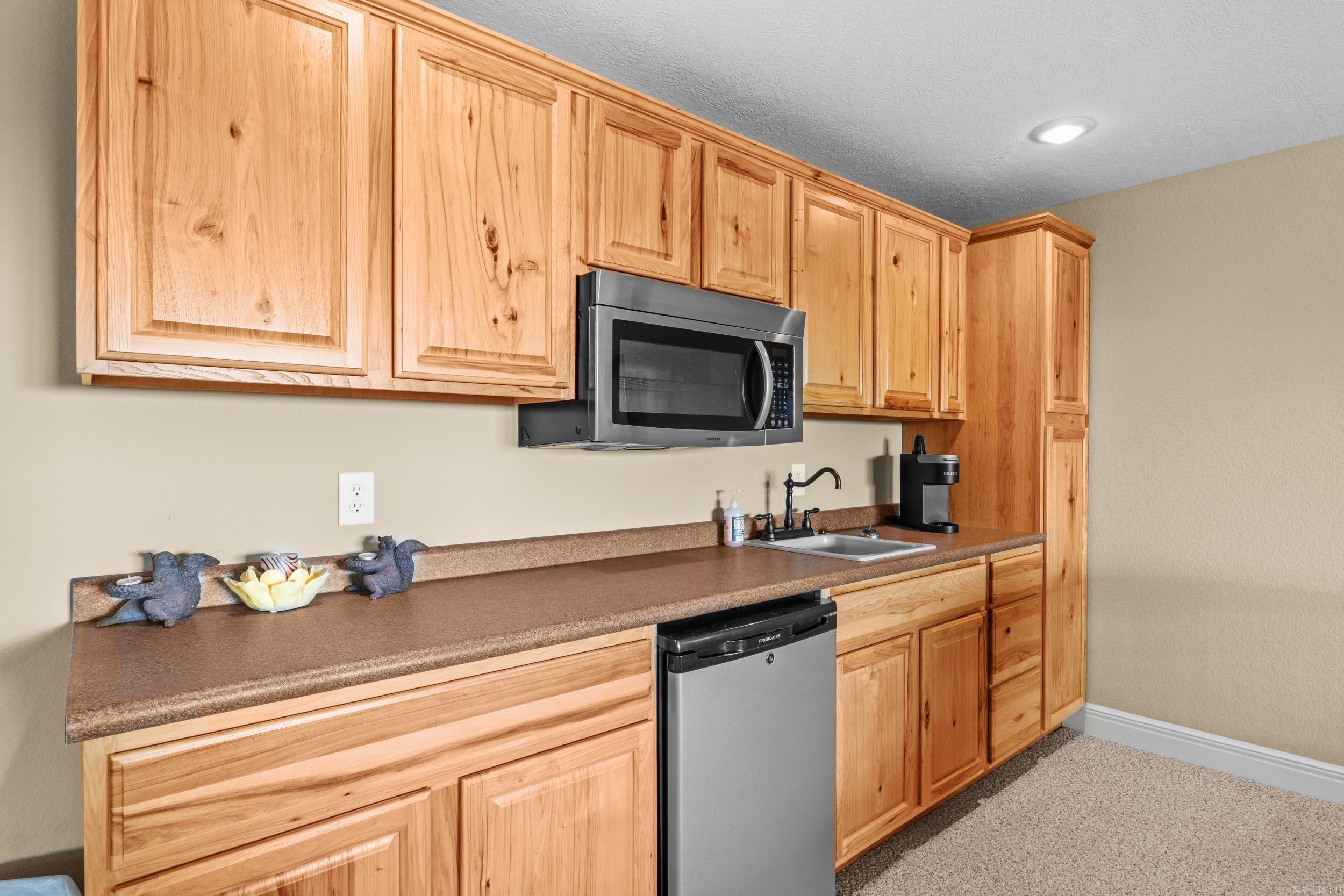 ROBINSON POINT ESTATES - Residential