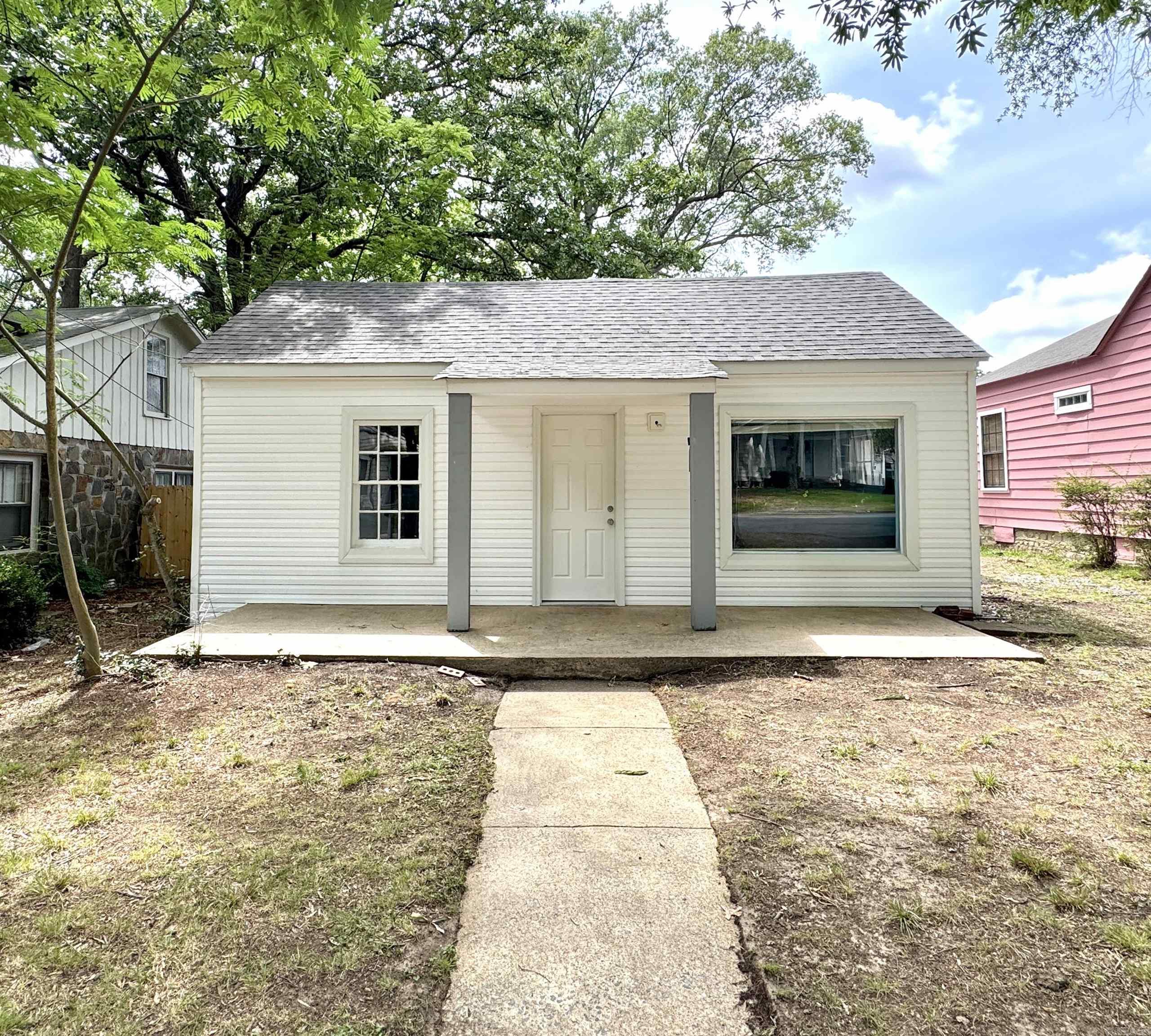 Great investment opportunity in The Heights! This 2 bedroom, 1 bath fixer-upper on N McKinley St is surrounded by new construction and redevelopment, making it an excellent opportunity for investors, builders, or buyers looking to renovate, rebuild, or create a custom home in one of Little Rock’s most sought-after neighborhoods.