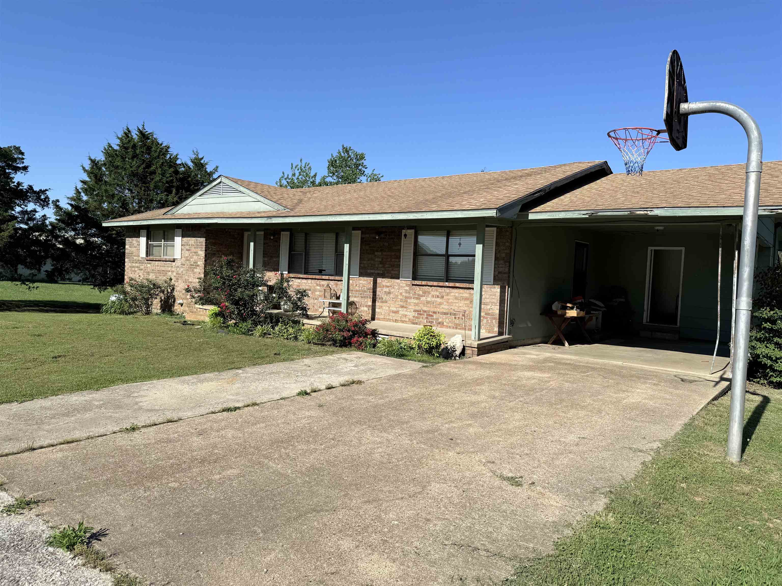 3-Bedroom Brick Home with Full Basement in Melbourne, AR Welcome to this 3-bedroom, 2-bathroom brick home located on a quiet street, this property offers both comfort and convenience, with easy access to local schools and golf course. The kitchen offers lots of cabinet space open into the dining area.  Each of the three bedrooms are great size with good closet space. Downstairs, you'll find a full basement that provides excellent storage space, a laundry area, and the opportunity for additional living space, a workshop, or a recreation room. Outside the home is a spacious yard ideal for gardening or outdoor activities, and a peaceful setting that’s still close to everything. *AGENT OWNED*