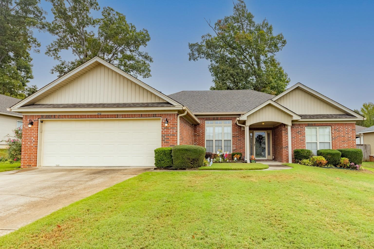 BEAUTIFULLY MAINTAINED! This 3 BD/2BA home lays out perfectly with it's open floor plan and a generous sized kitchen. Large Master BD is separate and has an office attached. Master BA has oversized jacuzzi tub and walk in shower. All 3 bedrooms on same level and include nice built ins for plenty of storage. Back yard offers a covered patio area perfect for grilling on the weekends and the yard is fully fenced to keep in your kids and critters. This gem will be gone in a flash!! See agent remarks