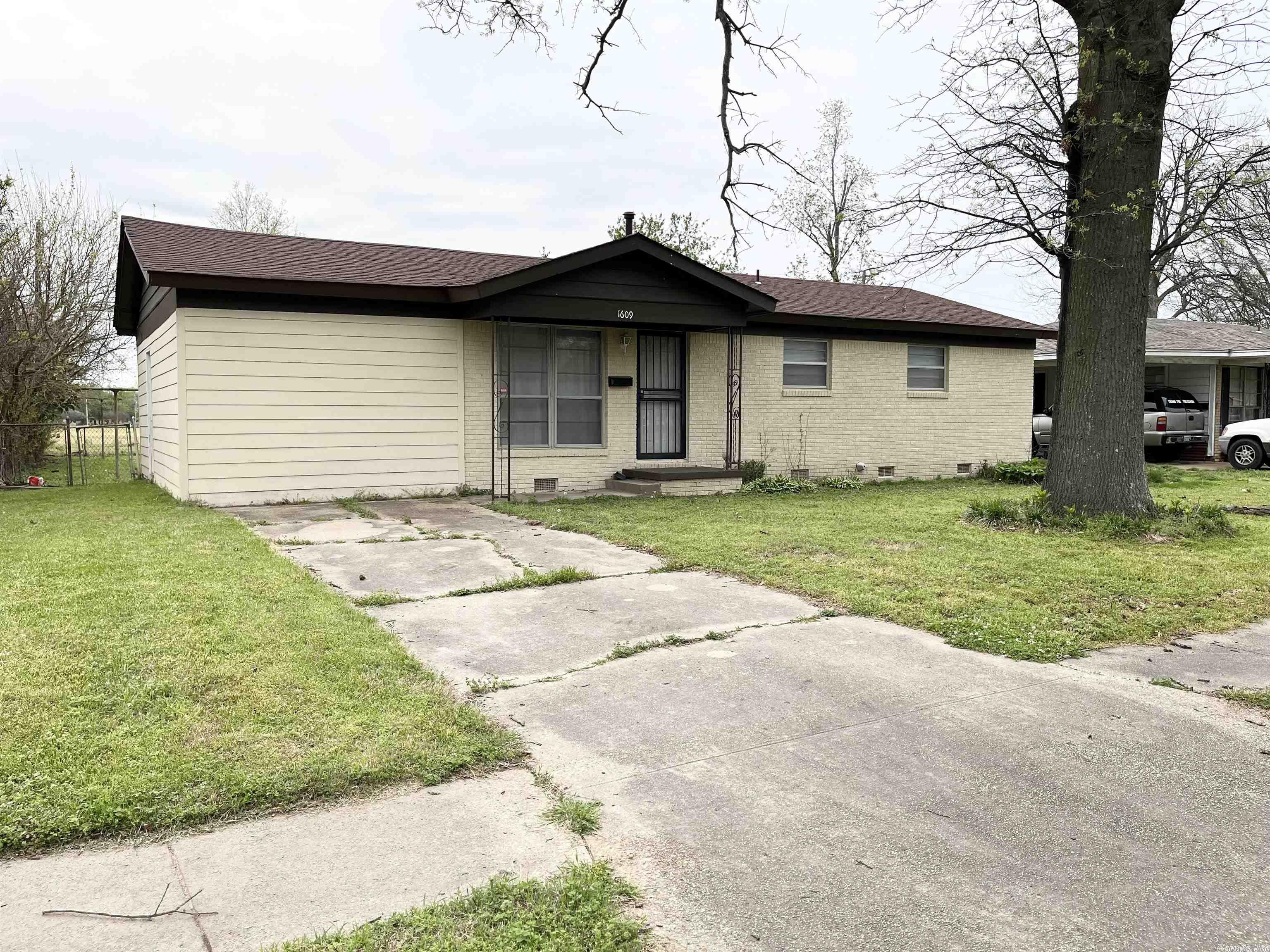 This 3 bedroom, 1.5 bath home has been totally updated! Refinished original hardwood floors in the bedrooms, new waterproof vinyl flooring in the hallway, kitchen, living/dining room, and den, new kitchen cabinets and countertops, new bathroom cabinets, and fully fenced back yard. This home is located near the Blytheville Country Club.