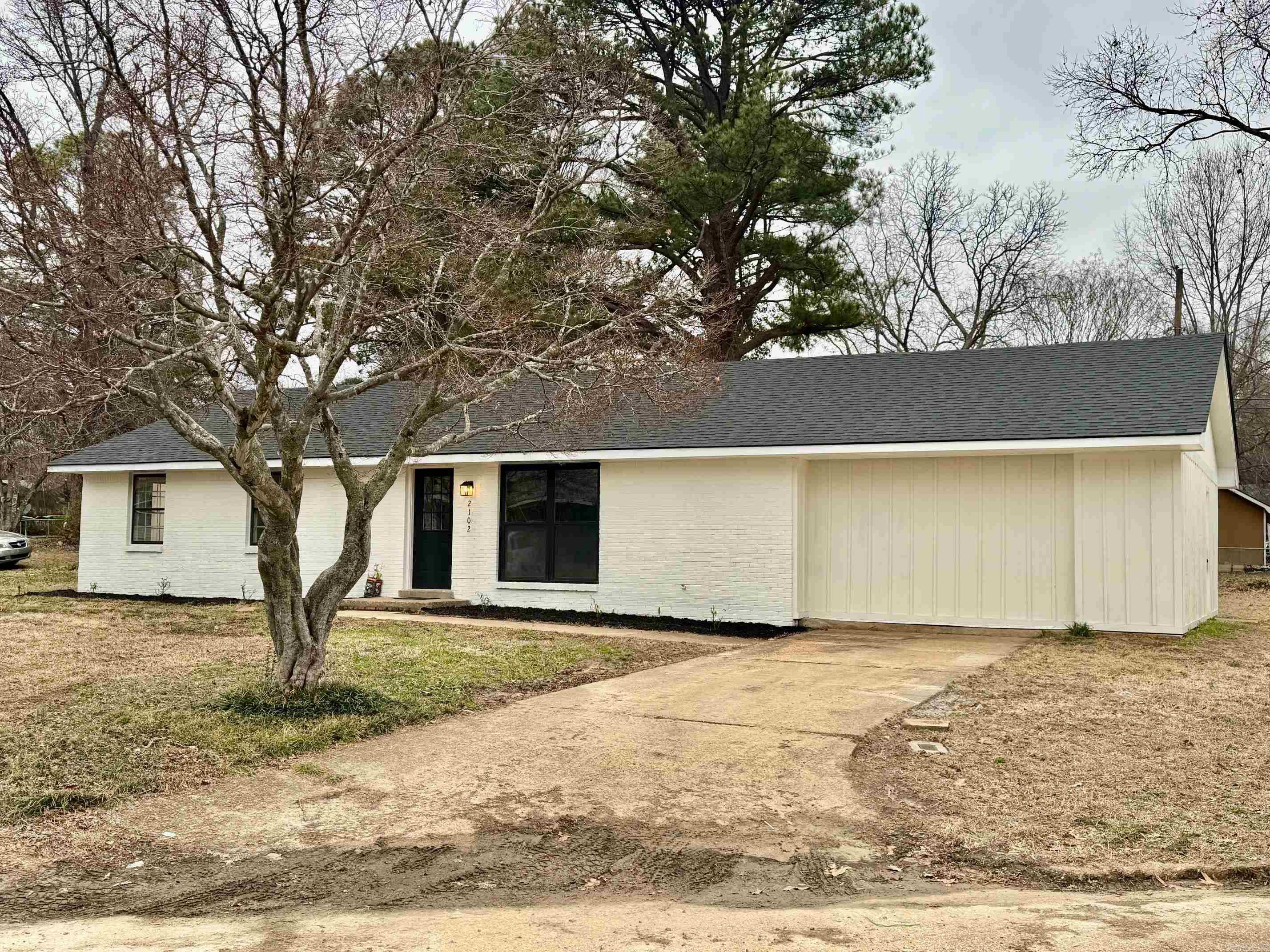 2102 Indian Trail – Forrest City, Arkansas Welcome to this fully rehabbed 3-bedroom, 1.5-bath home offering 1,552 square feet of comfortable living space on a sizable corner lot in a well-maintained neighborhood. Recent improvements include a new roof, new exterior siding, new windows in the spacious living room, updated flooring, fresh interior paint, and brand-new fixtures throughout. The kitchen features new countertops with a peninsula layout and a stainless steel industrial sink. Fully renovated bathrooms include upgraded tile, new vanities, new sinks, and modern fixtures. A bonus utility room adds valuable extra space and functionality, and the exterior features freshly mulched garden beds. With generous square footage and extensive updates, this move-in-ready home offers exceptional value.