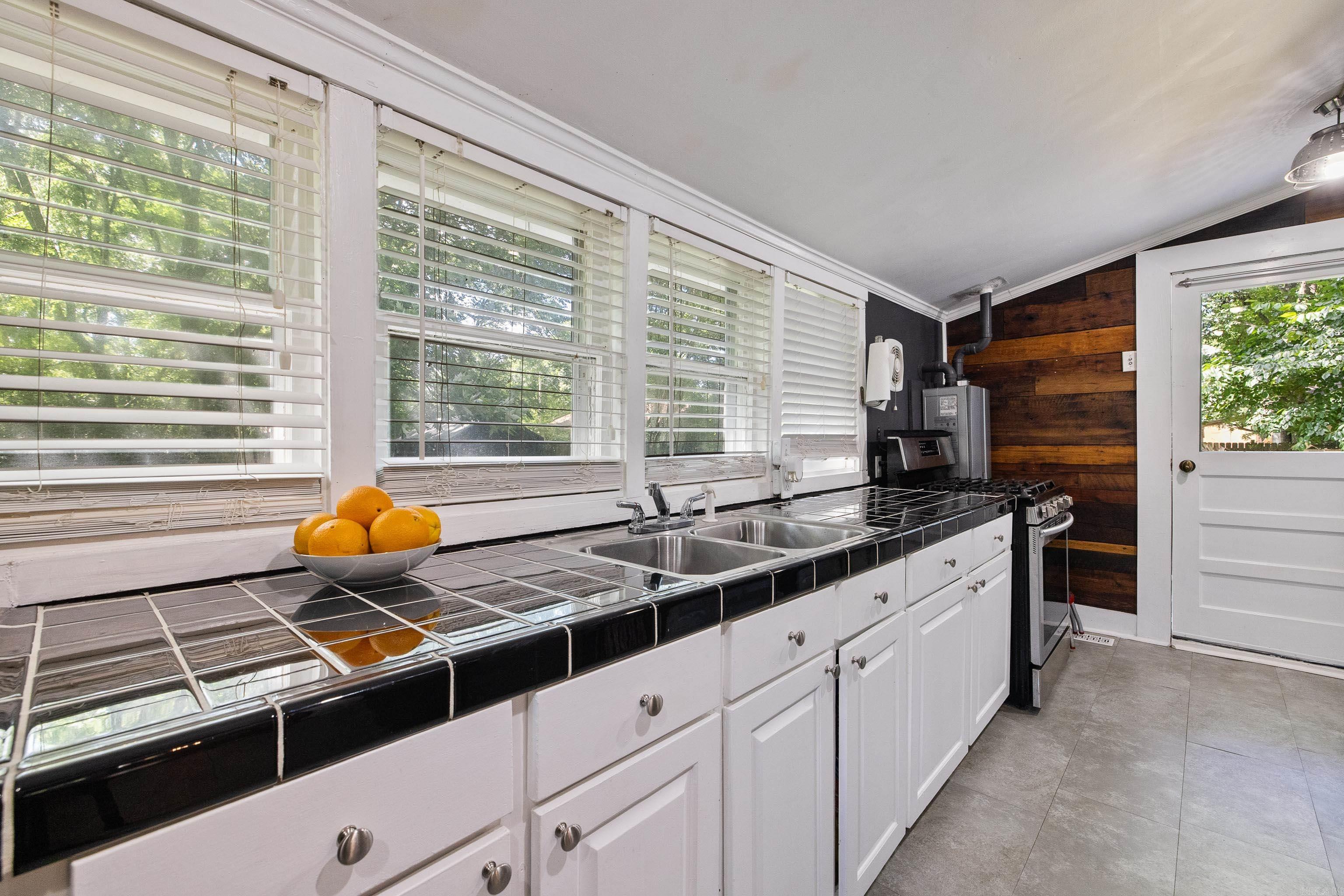 CLAYS H P ADDN TO ROLAND - Residential