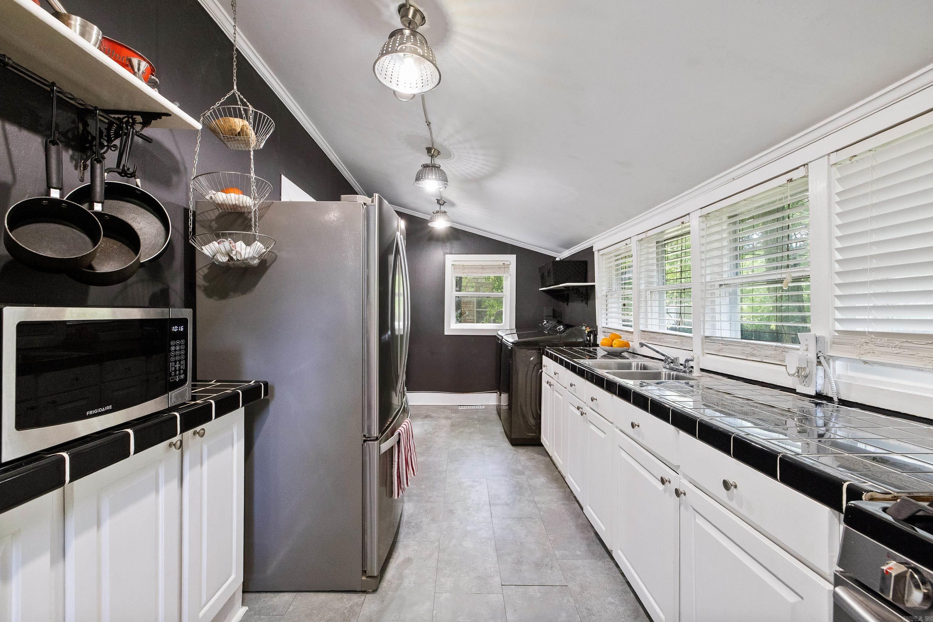 CLAYS H P ADDN TO ROLAND - Residential