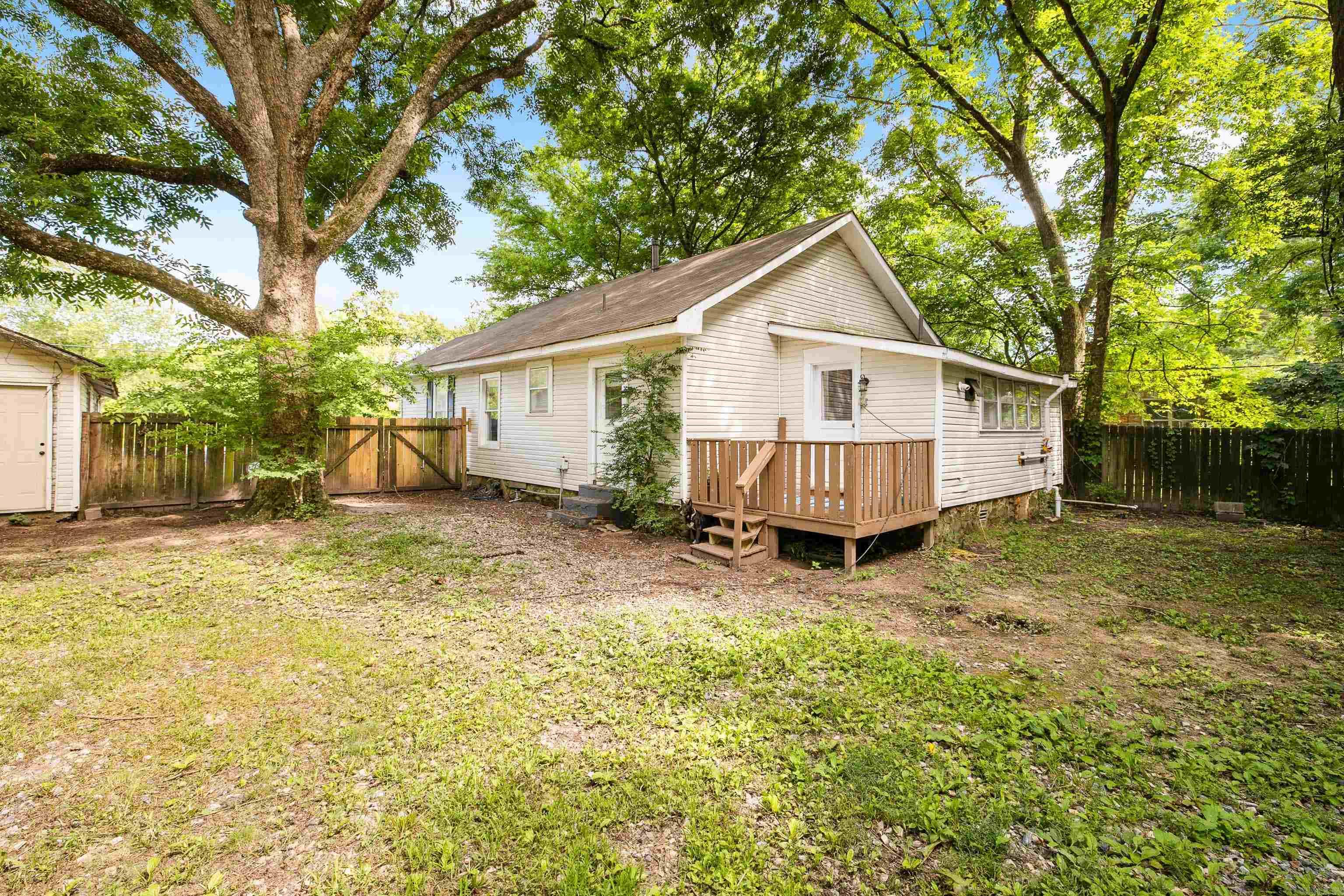 CLAYS H P ADDN TO ROLAND - Residential