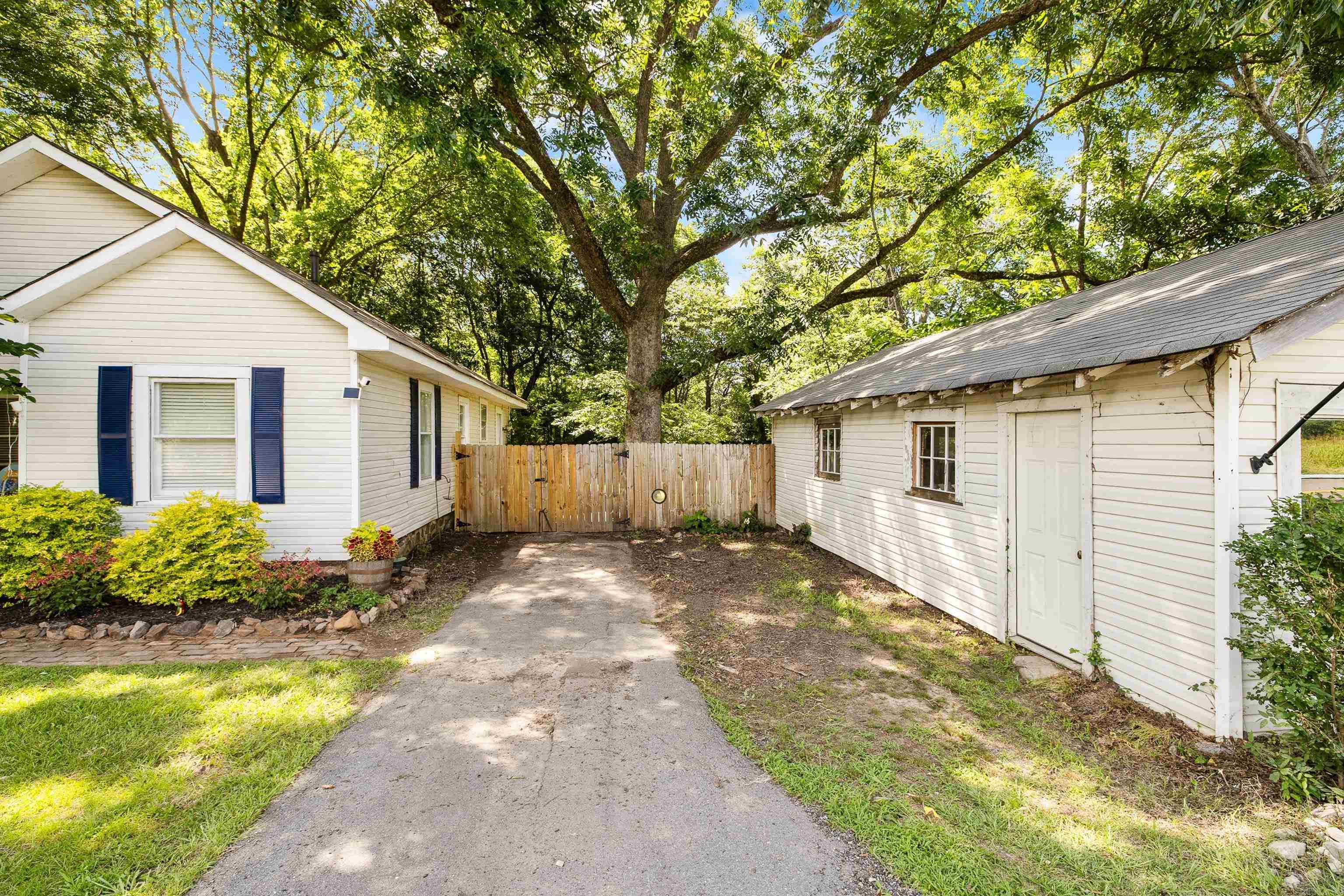 CLAYS H P ADDN TO ROLAND - Residential