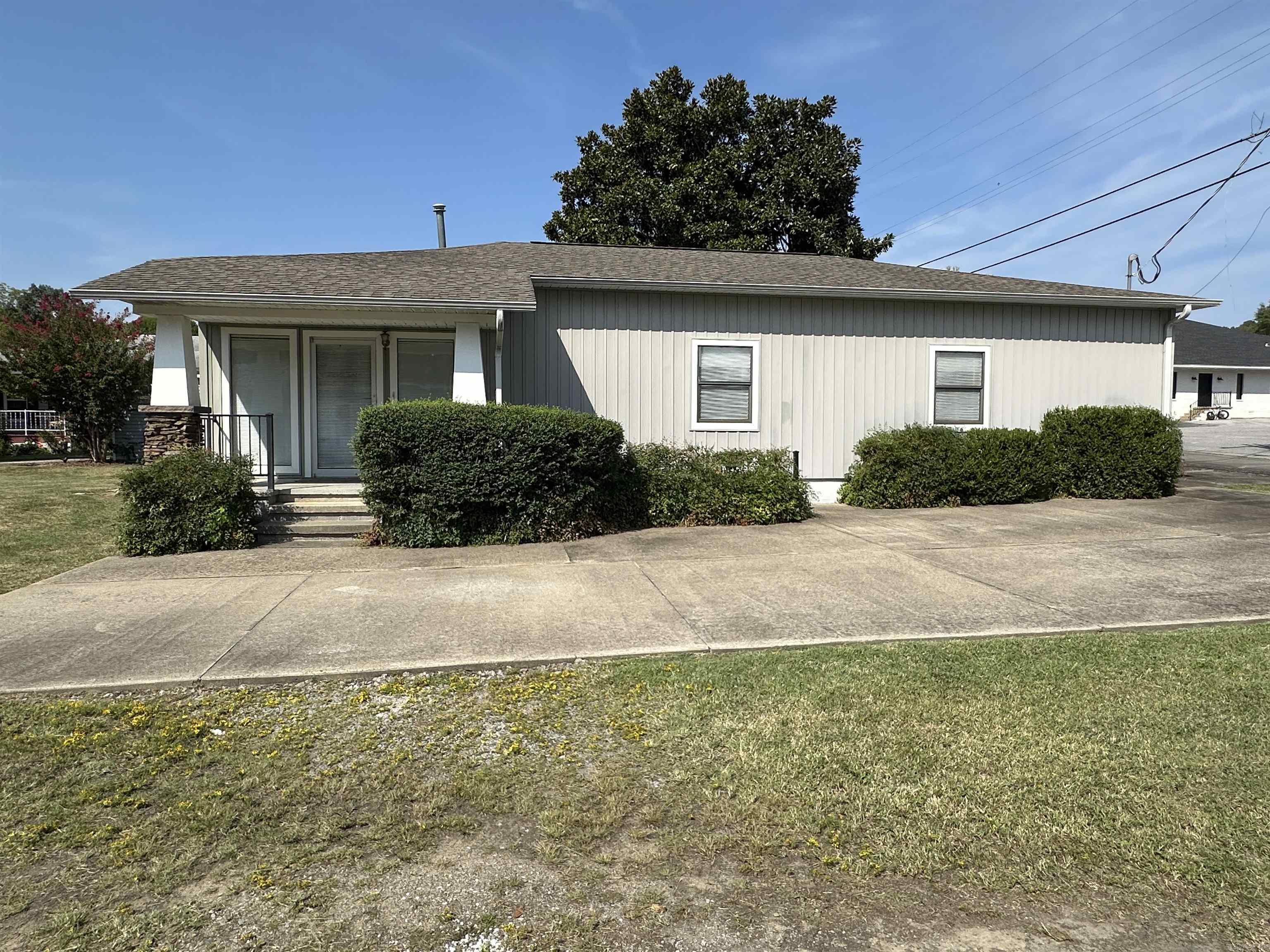Well-built and maintained commercial building, 1/2 blocks off the Courthouse Square. Excellent location for an Attorney, Accountant, Insurance company, or small business, to name a few. Concrete handicap ramp to the front door, waiting area with access to the 1/2 bath, check-in area, and office space. Large heated & cooled warehouse area, 3-phase electric, 220 outlet for compressor, garage door access, 10 ft ceilings, and wall fan. Large lot with plenty of room for expansion of the building or parking area. Call for an appointment to view this property.