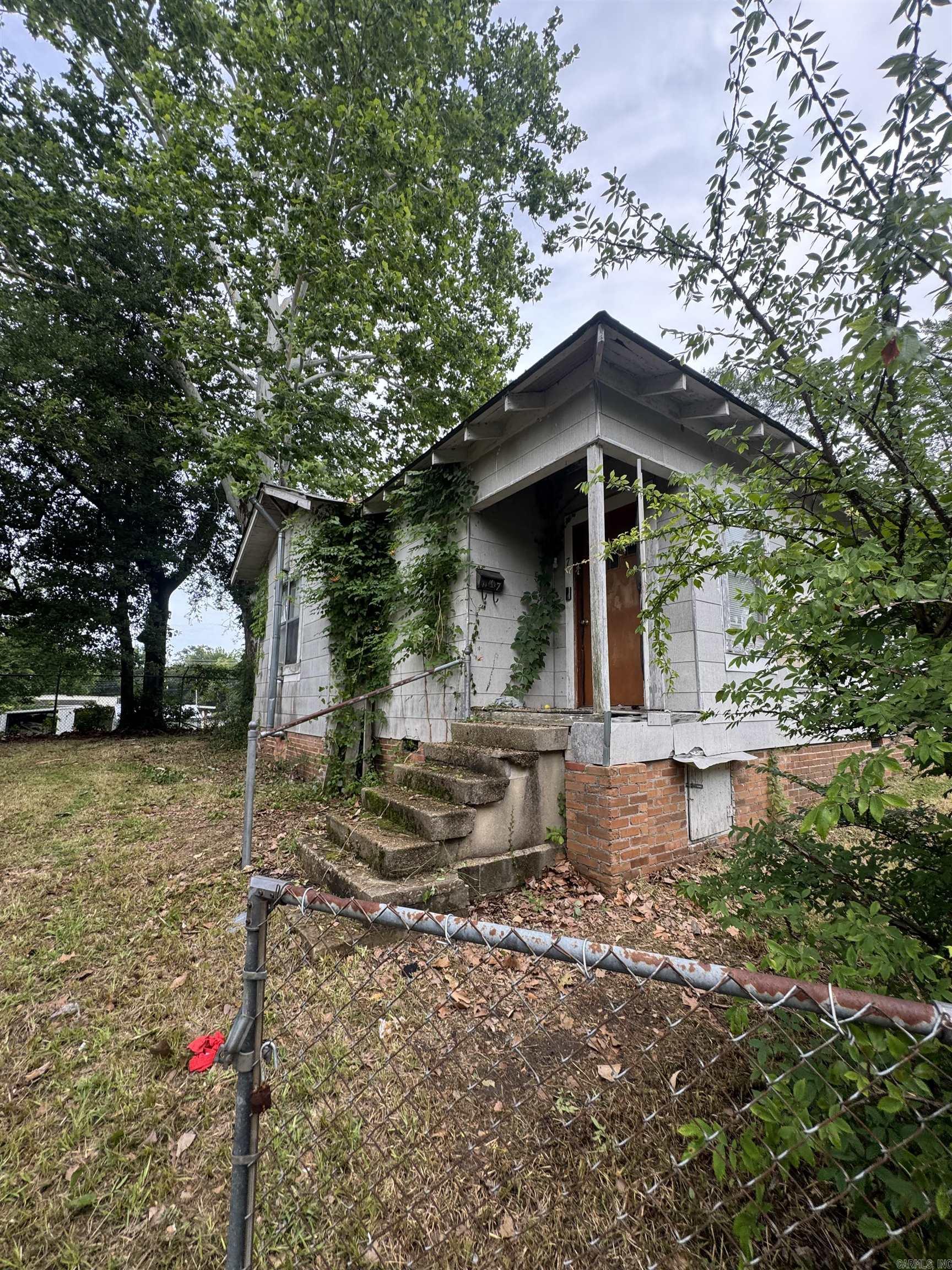 Investor Special Sold AS-IS! Great opportunity for investors, flippers, or buyers looking for a project. 7 Pye Court offers solid potential and is ready for updates and improvements. Bring your vision and make this property shine.