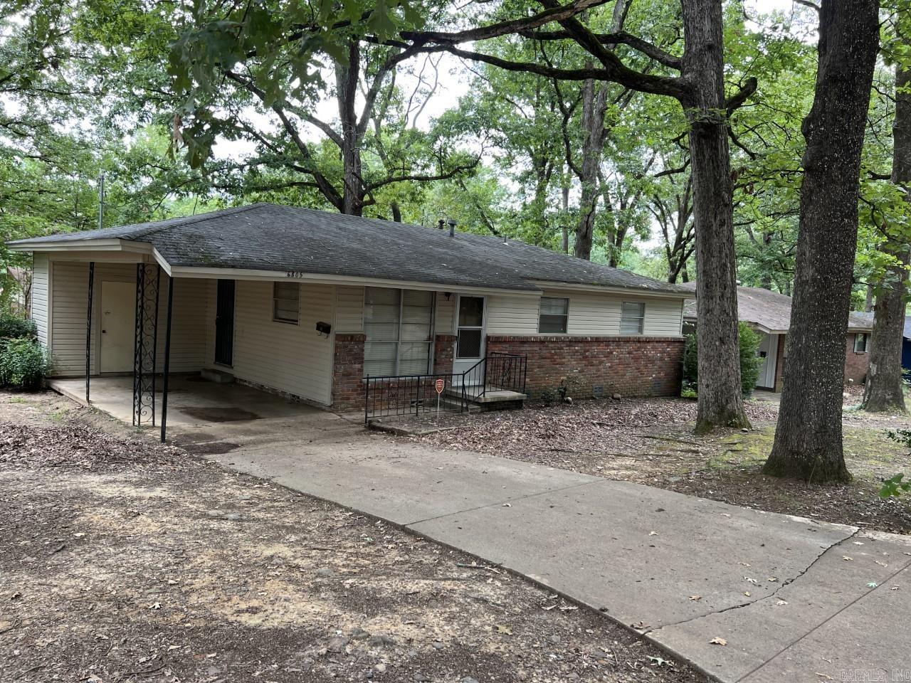 Nice back yard with patio, close to UALR.