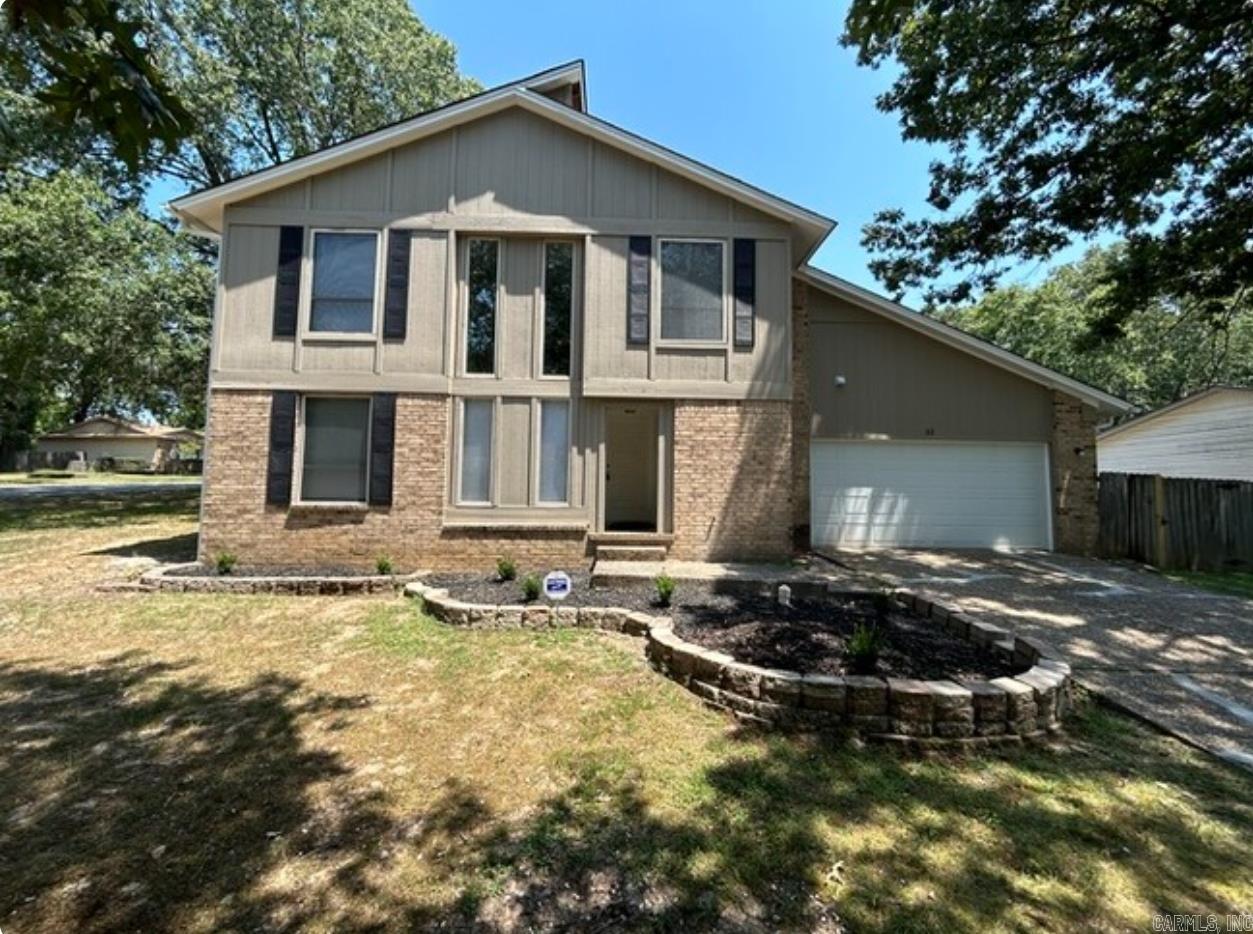 Beautiful Updated home in the Heart of Jacksonville. Offers 4 cozy bedrooms and two and half bathrooms. Perfect for a Family or Roommates.