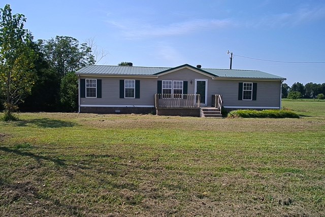 MANUFACTURED HOME ON 3 ACRES. VAULTED FAMILY ROOM WITH WOODBURNING FIREPLACE, SEPARATE DINING AREA, MASTER BATHROOM HAS SEPARATE JACUZZI TUB AND SHOWER.  LARGE ENCLOSED SUN PORCH AND 2 CAR DETACHED GARAGE