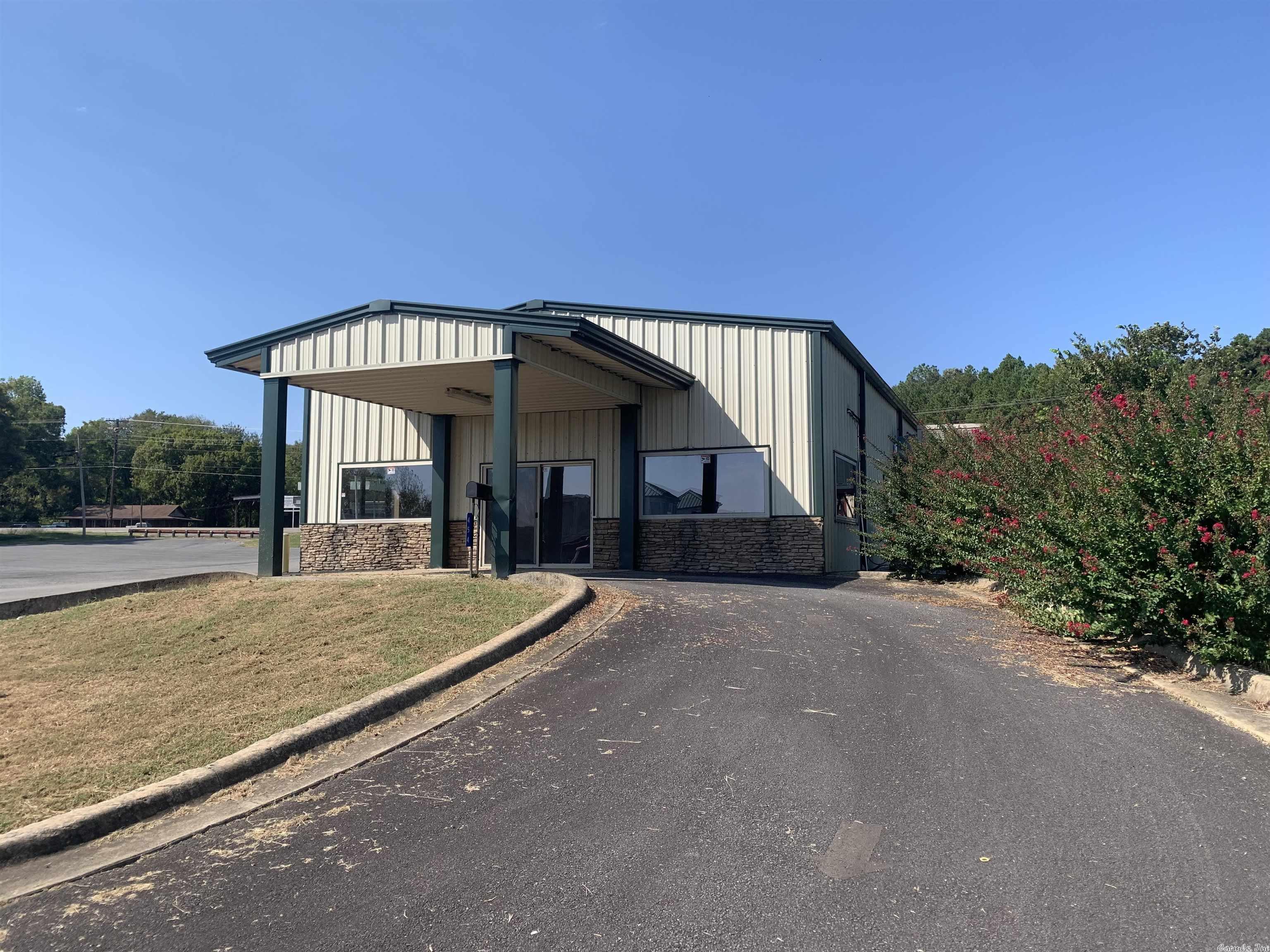 Great Investment Opportunity!! This 3200 plus Metal building building has a large Lobby area with offices and a open warehouse with side entry overhead doors. Idea place for any type of business including restaurant or brewery to name a few.