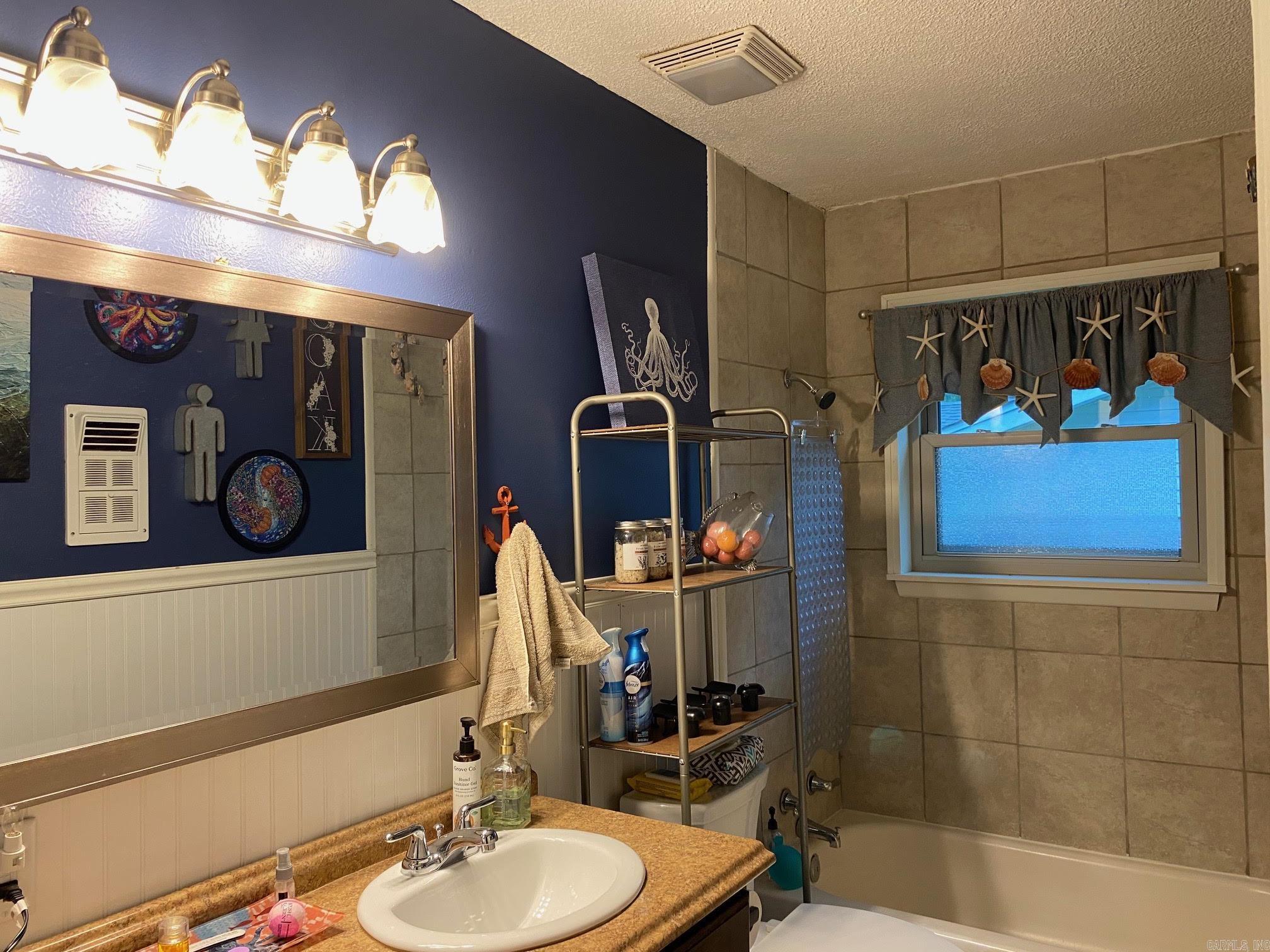 TWIN LAKES - Residential