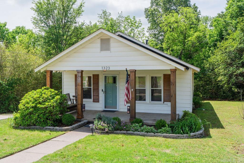 1323 W Searcy Street quietly delivers. Crisp white siding with dark trim catches the light on a welcoming front porch where a straight path leads to a door that opens into endless possibilities. Inside, the kitchen shines with refreshed white cabinetry and counters built for real life. Fully remodeled: kitchen and bath gutted, all new plumbing and electrical including breaker box, new floor joists under kitchen and bath, new roof, AC, water heater, and attic re-insulated. Living and dining move together in an easy rhythm, windows keeping every room bright. Three bedrooms stand ready, each with its own window, ceiling fan, and closet sized for your rhythm. Bath sharpened with clean lines, bright mirror, and storage that works. Continuous flooring guides you from front door through every space to the private yard and extra lot included—open grass, room to create, and new concrete drive. Heber Springs life sits minutes away: lake, trails, and downtown all within reach, yet this spot feels settled and yours. At $199,900 the value is clear. Every photo tells the same story from a new angle. This house doesn’t need hype. It just needs someone ready to make it home. Call Agent today!